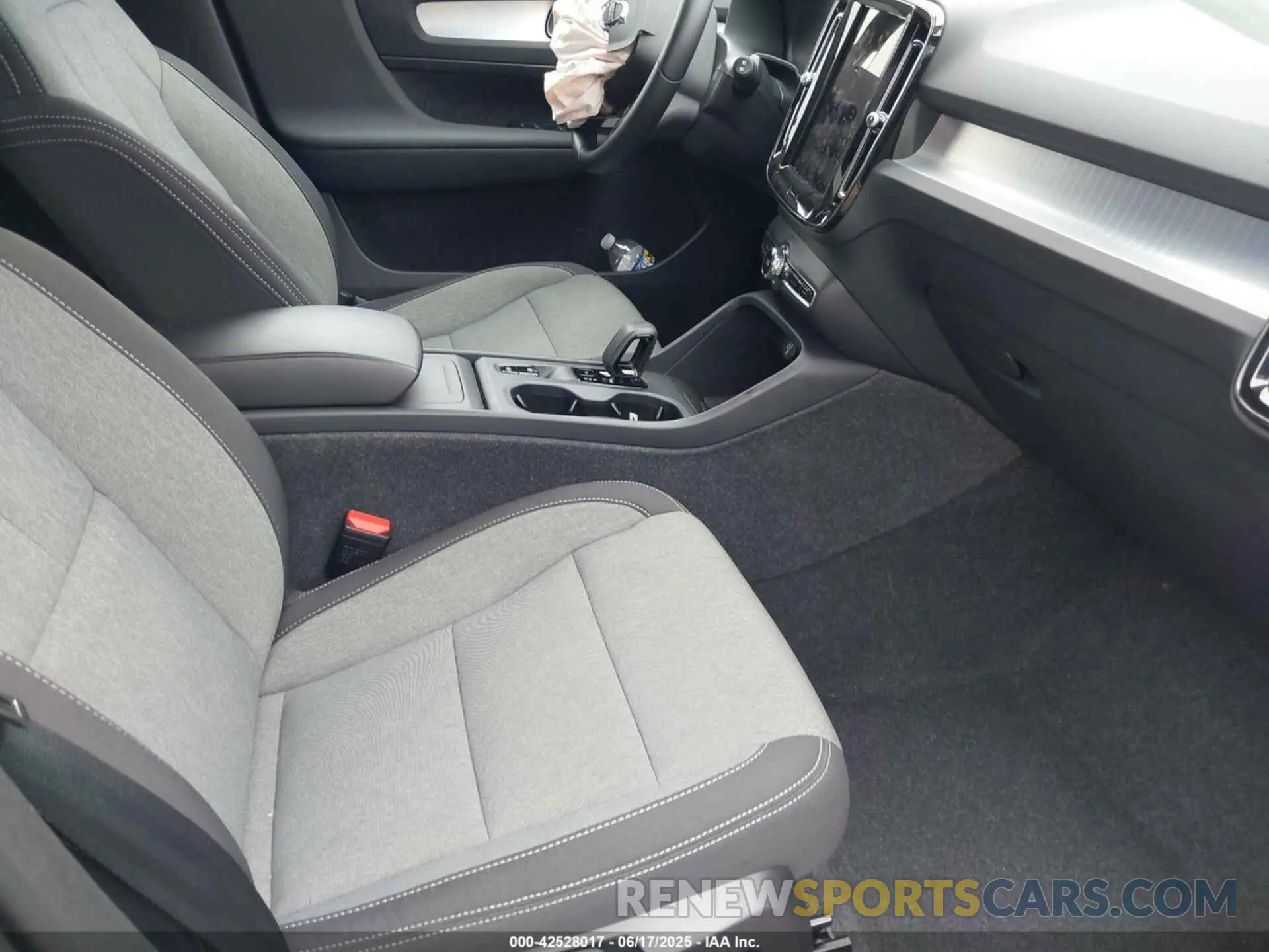 5 Photograph of a damaged car YV4L12UK3R2341795 VOLVO XC40 2024