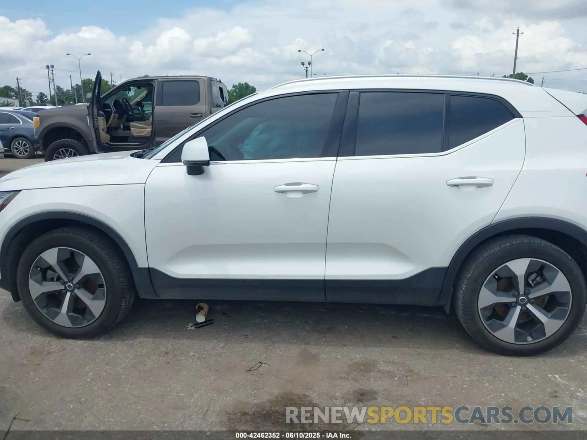 14 Photograph of a damaged car YV4L12UK4R2236974 VOLVO XC40 2024