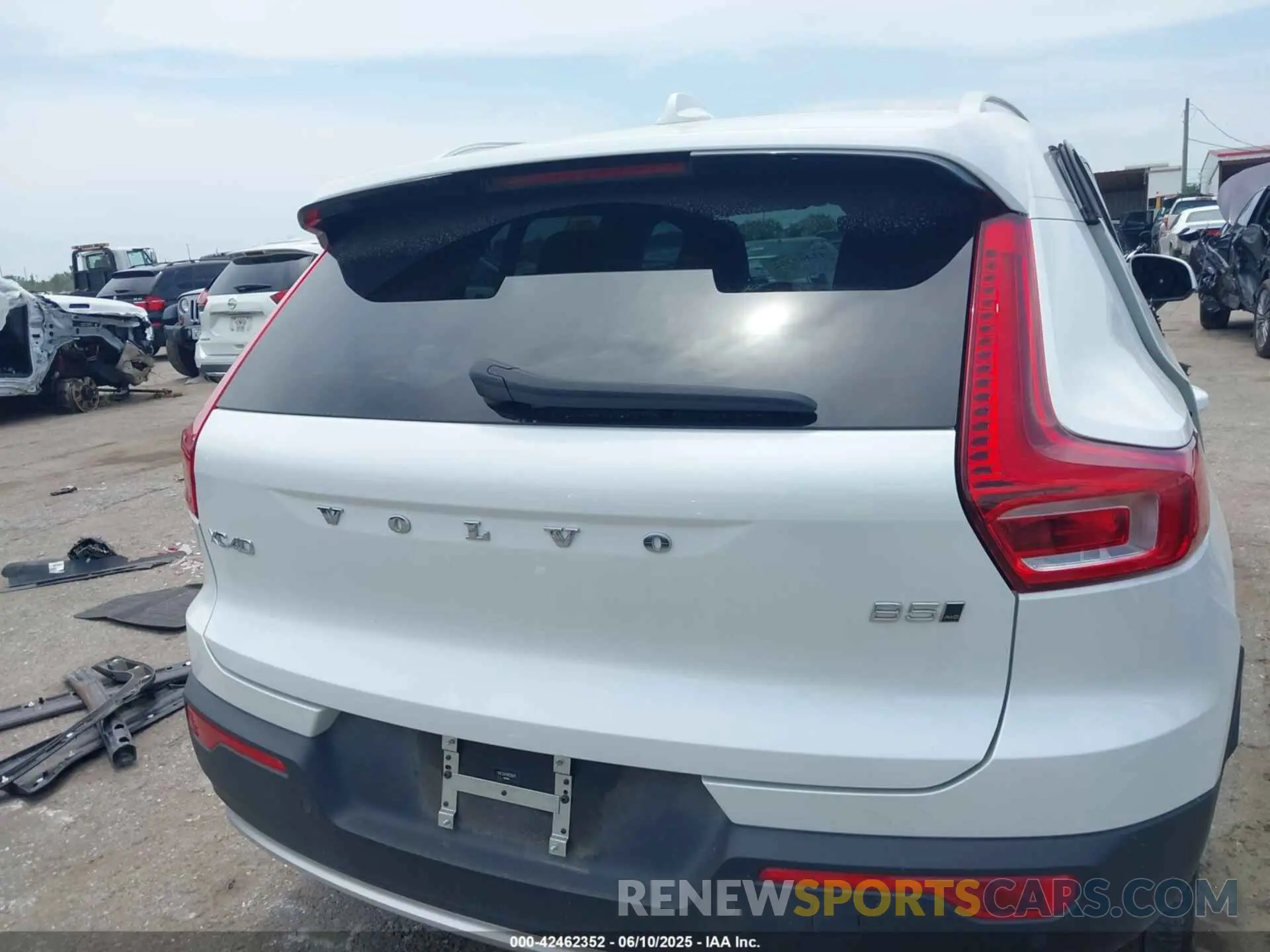 16 Photograph of a damaged car YV4L12UK4R2236974 VOLVO XC40 2024