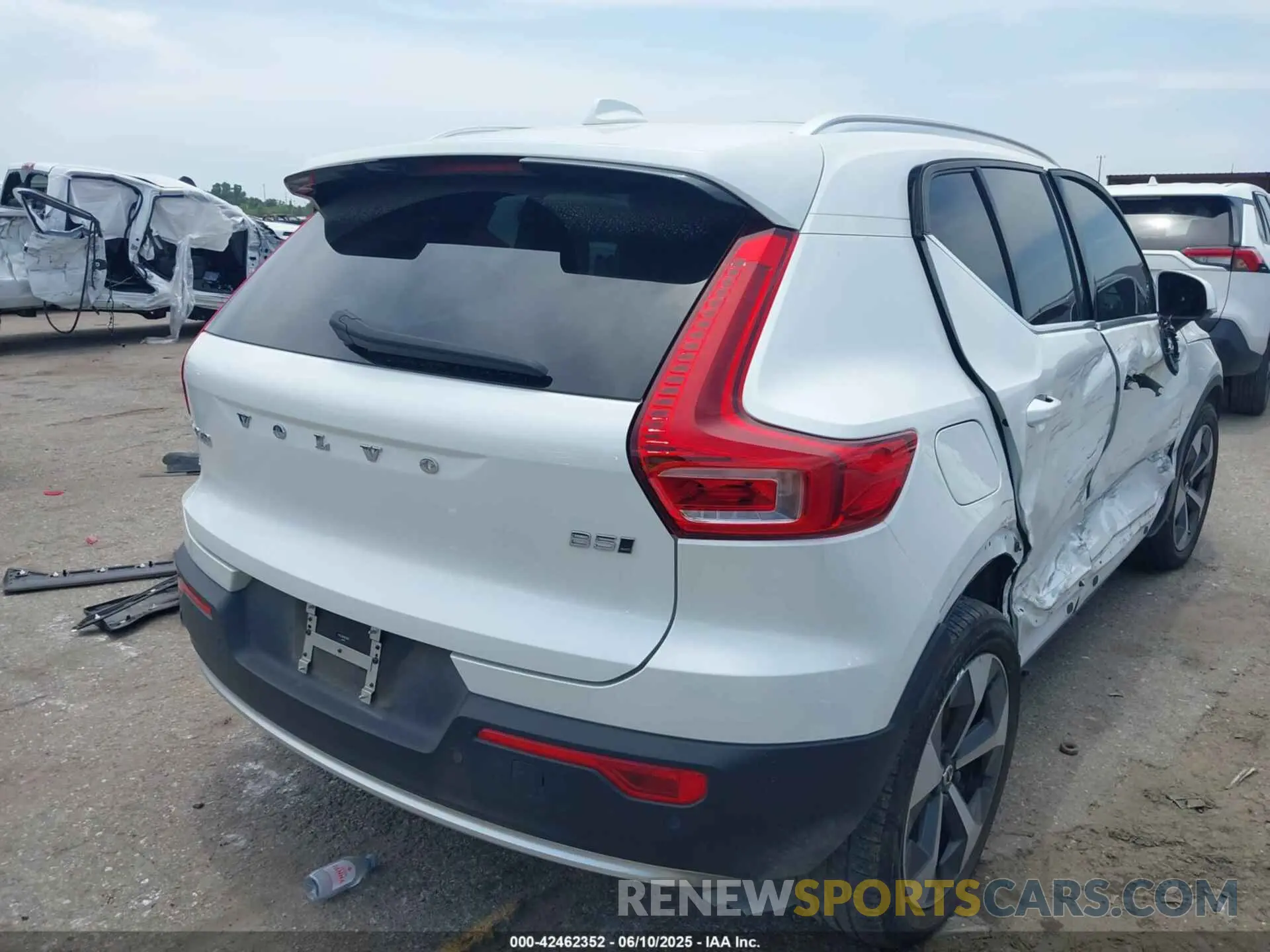 4 Photograph of a damaged car YV4L12UK4R2236974 VOLVO XC40 2024