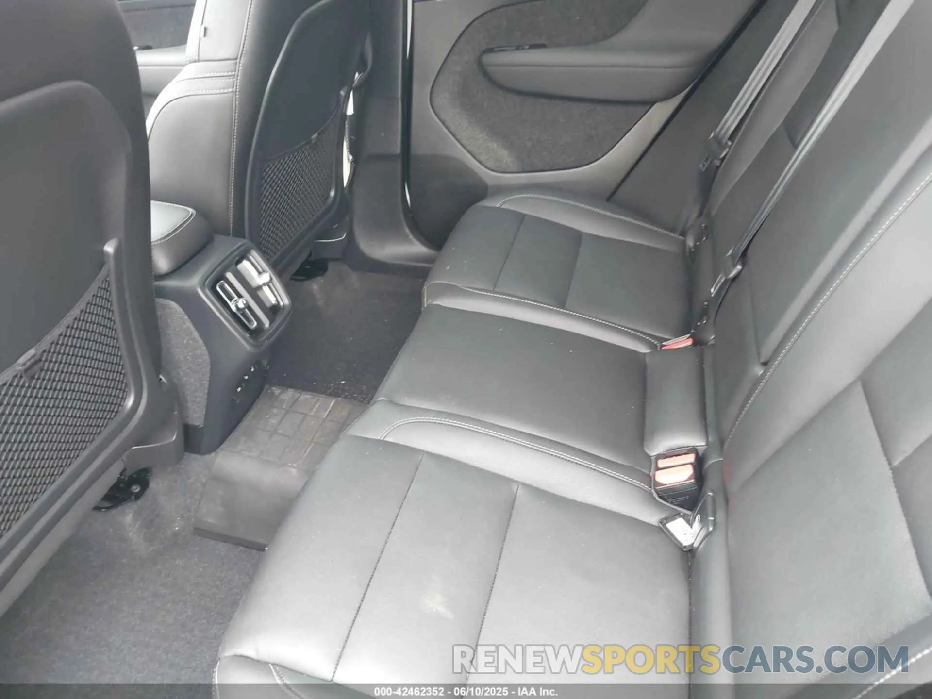 8 Photograph of a damaged car YV4L12UK4R2236974 VOLVO XC40 2024