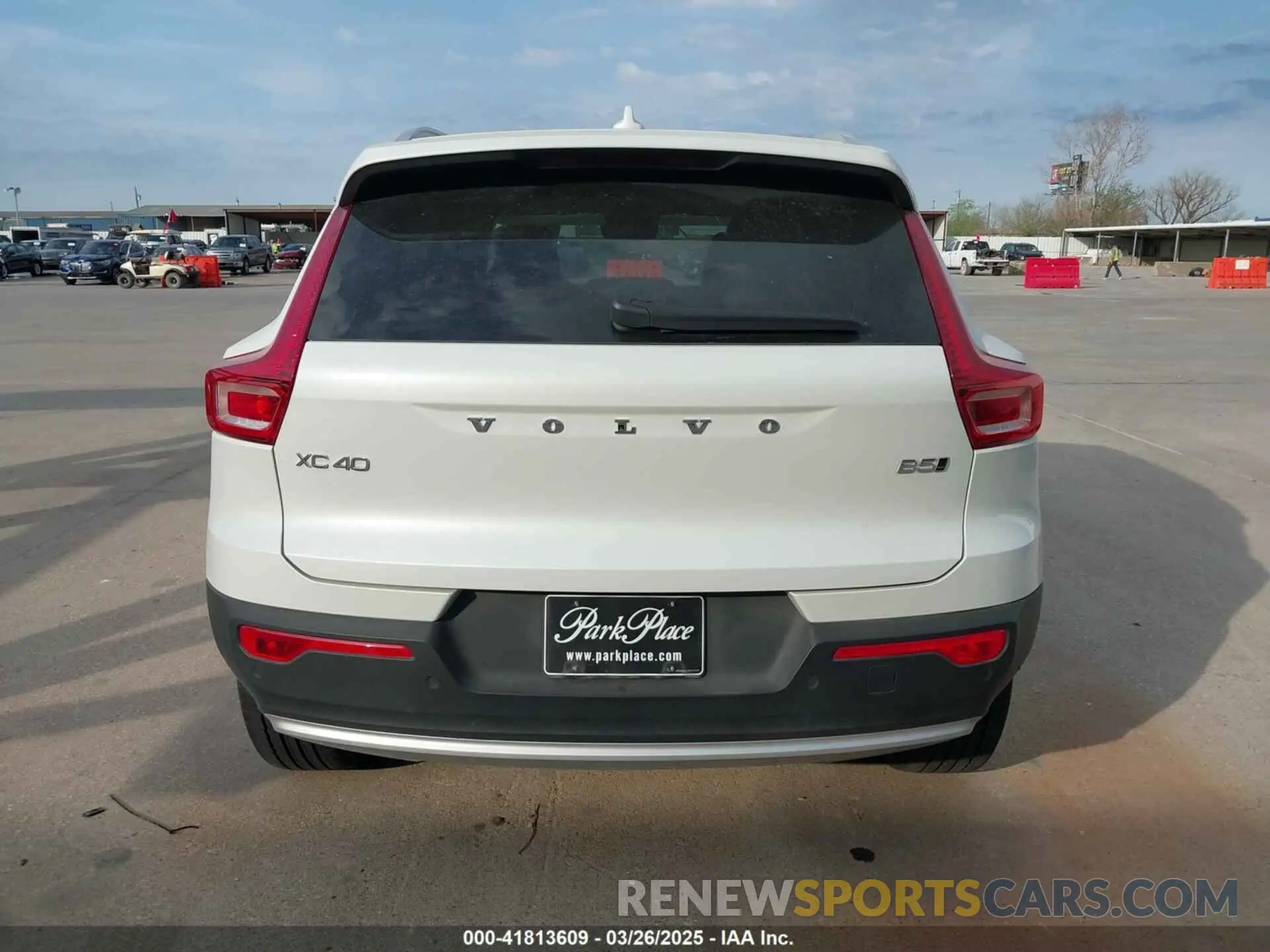 17 Photograph of a damaged car YV4L12UK5R2226924 VOLVO XC40 2024