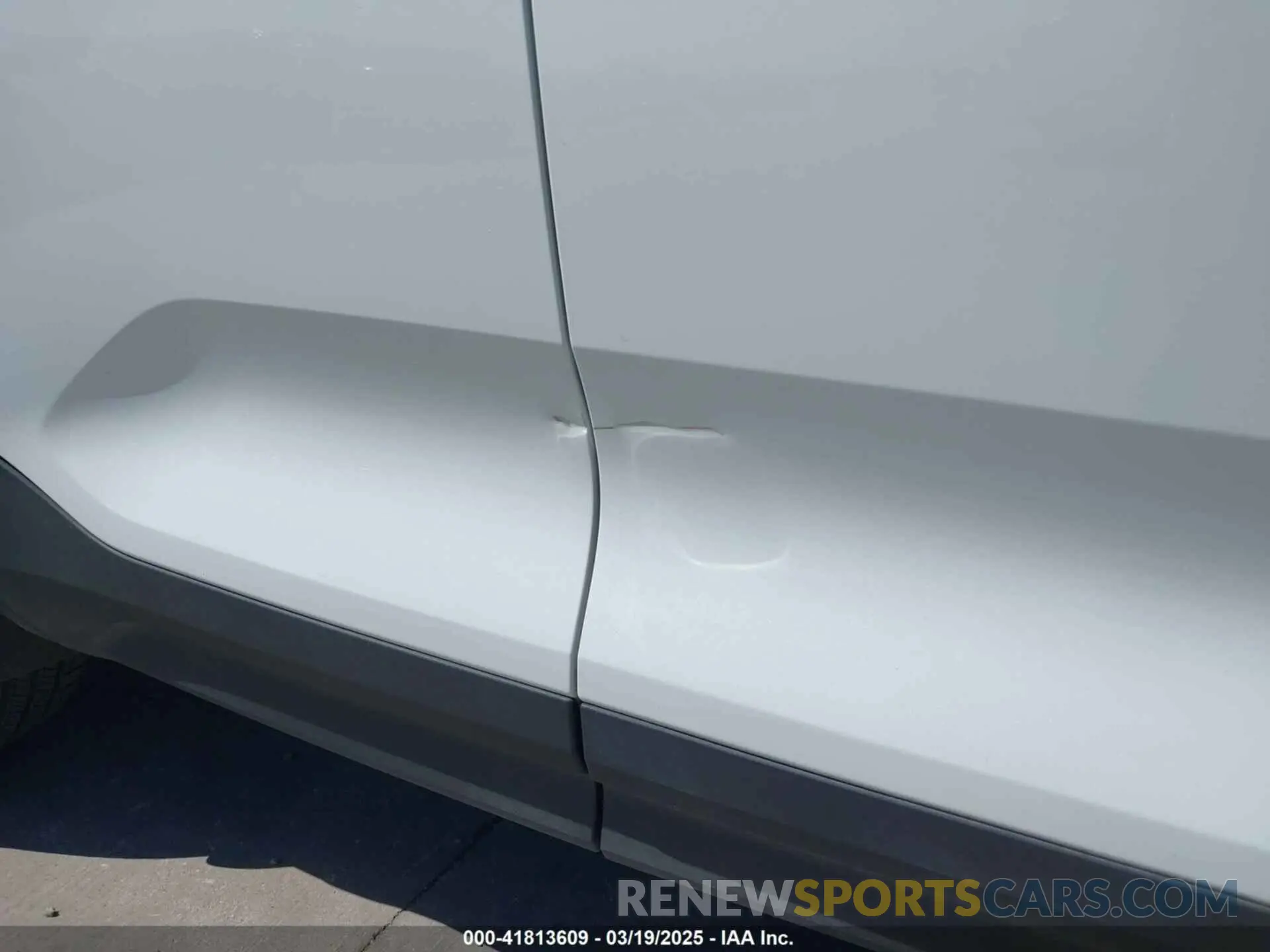 18 Photograph of a damaged car YV4L12UK5R2226924 VOLVO XC40 2024