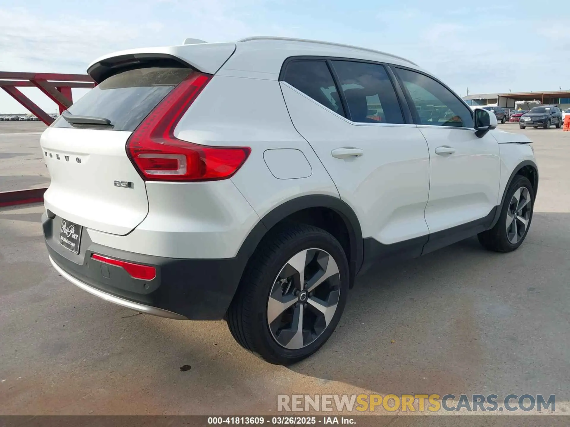 4 Photograph of a damaged car YV4L12UK5R2226924 VOLVO XC40 2024
