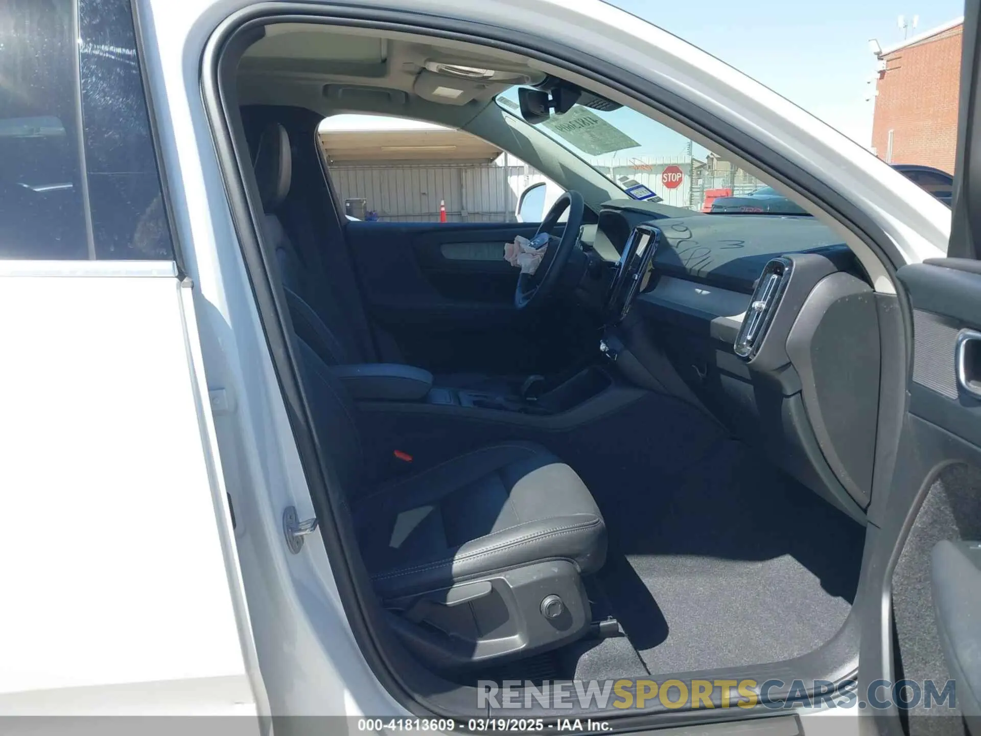 5 Photograph of a damaged car YV4L12UK5R2226924 VOLVO XC40 2024