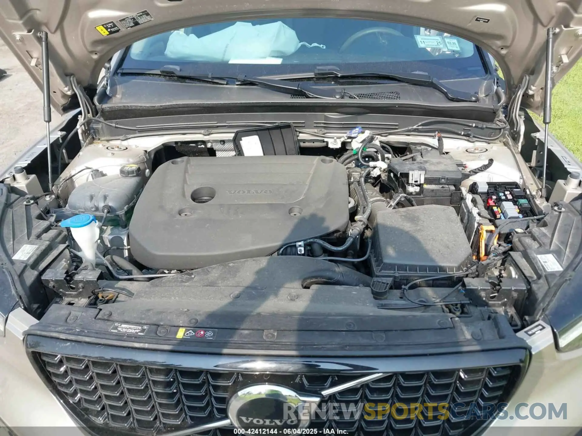 10 Photograph of a damaged car YV4L12UKXR2222285 VOLVO XC40 2024