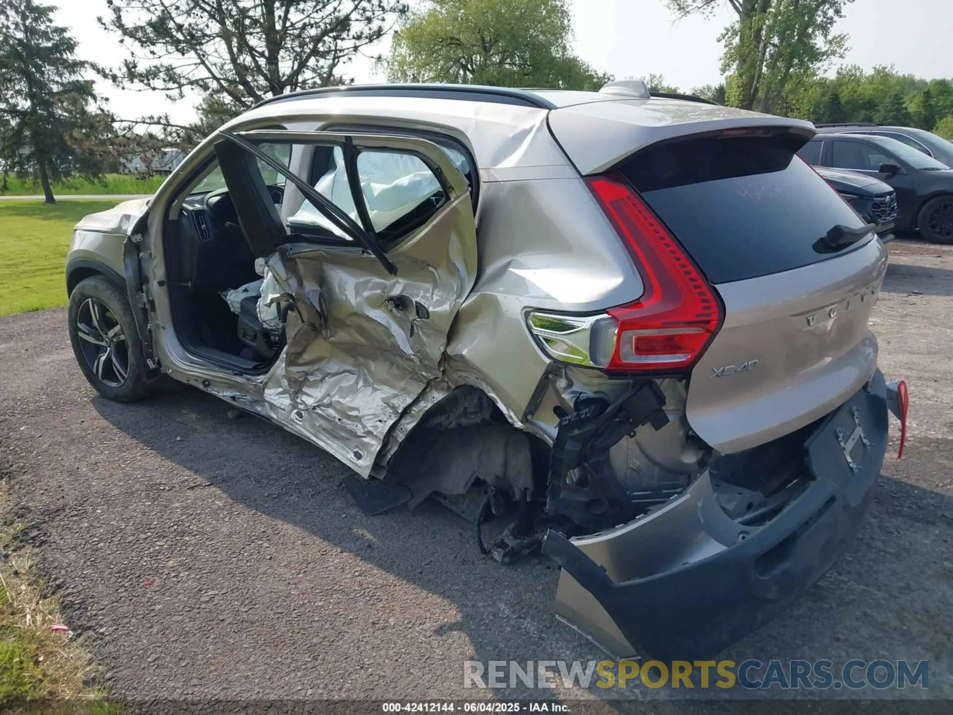 3 Photograph of a damaged car YV4L12UKXR2222285 VOLVO XC40 2024