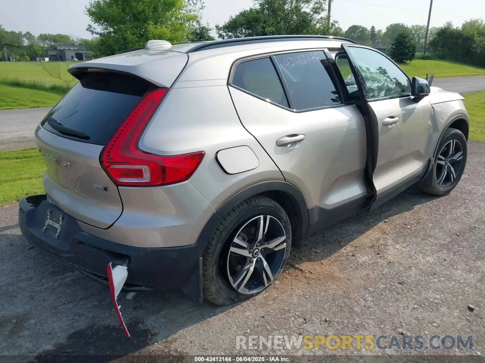 4 Photograph of a damaged car YV4L12UKXR2222285 VOLVO XC40 2024