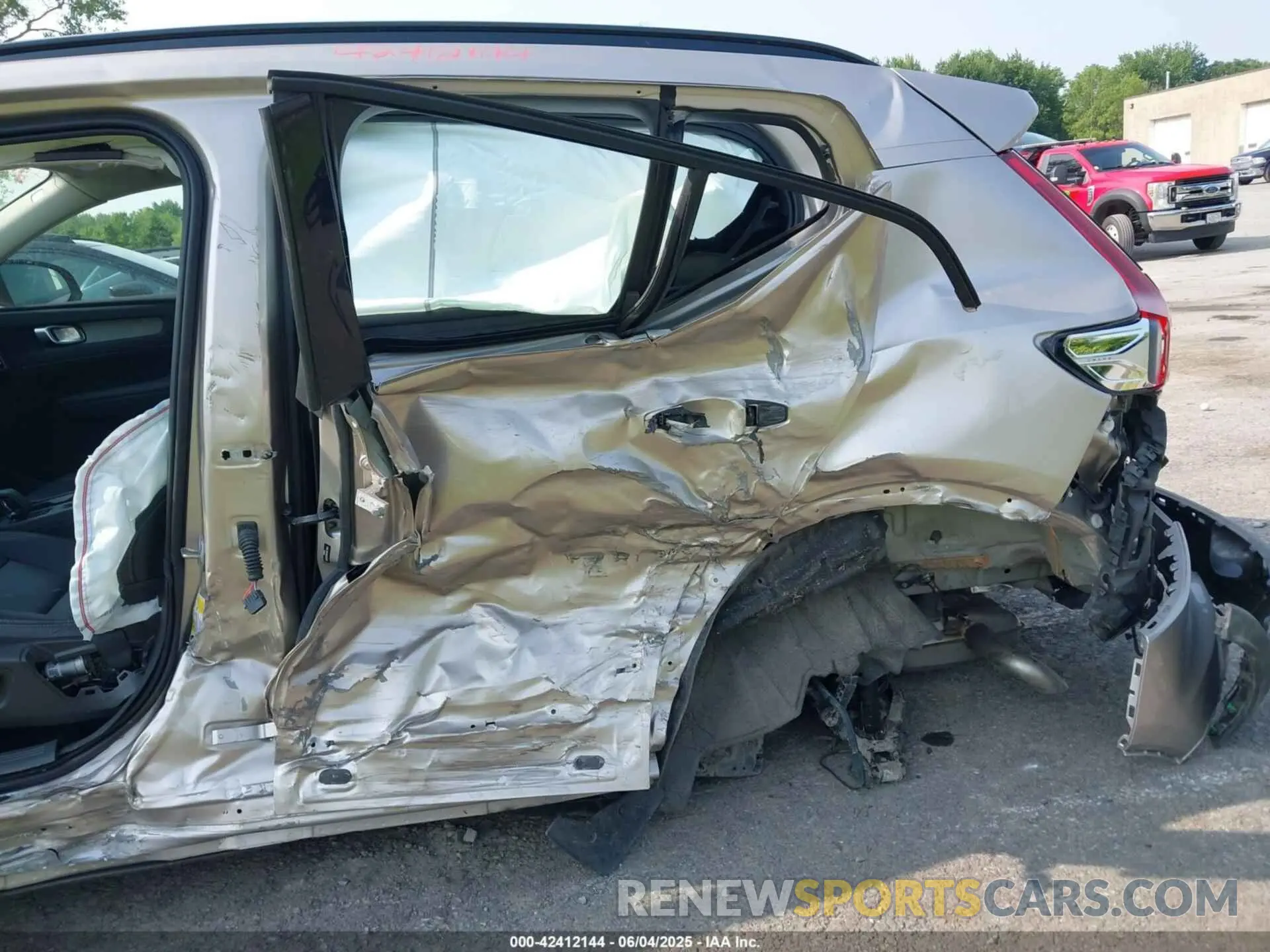 6 Photograph of a damaged car YV4L12UKXR2222285 VOLVO XC40 2024