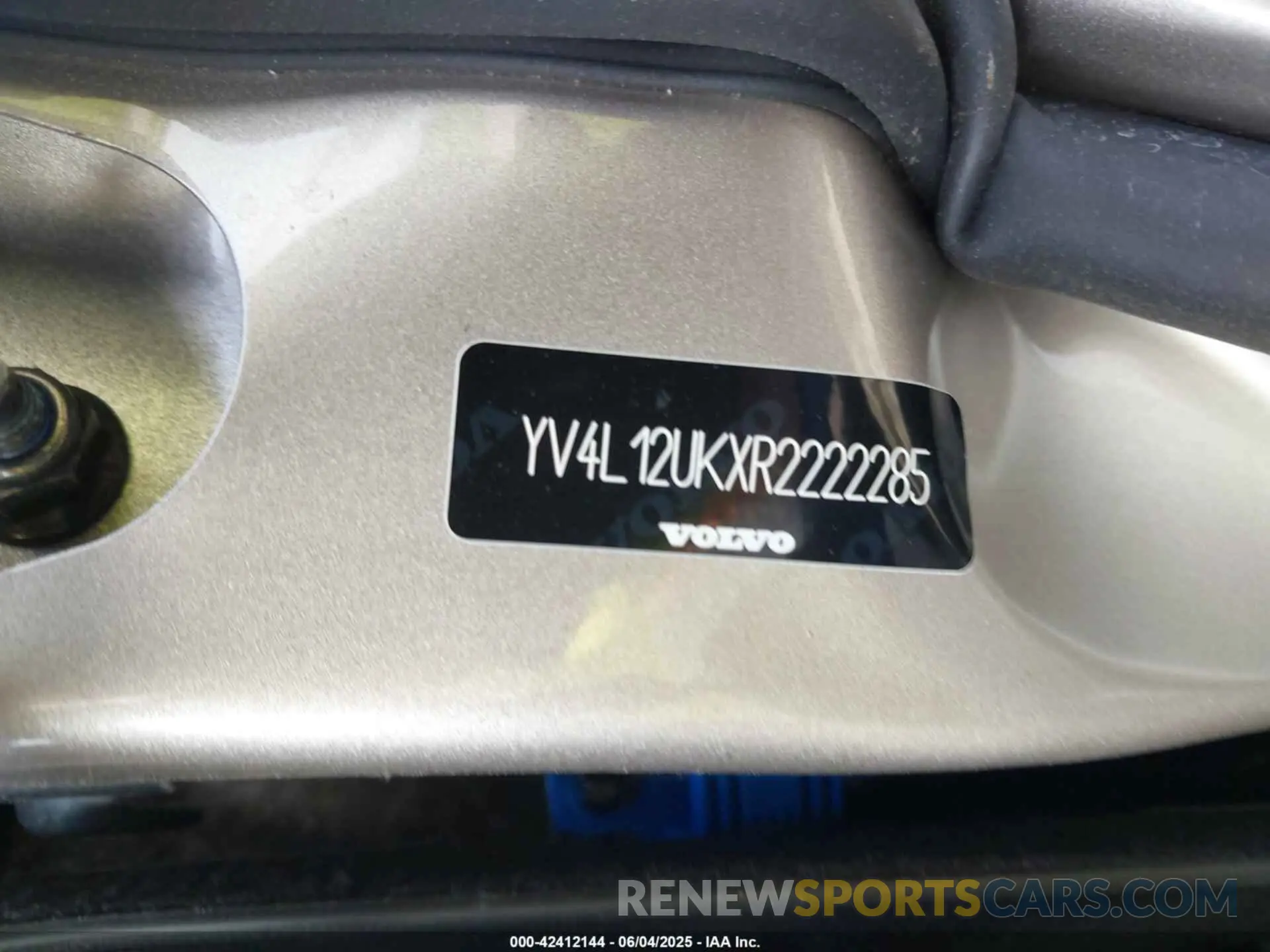 9 Photograph of a damaged car YV4L12UKXR2222285 VOLVO XC40 2024