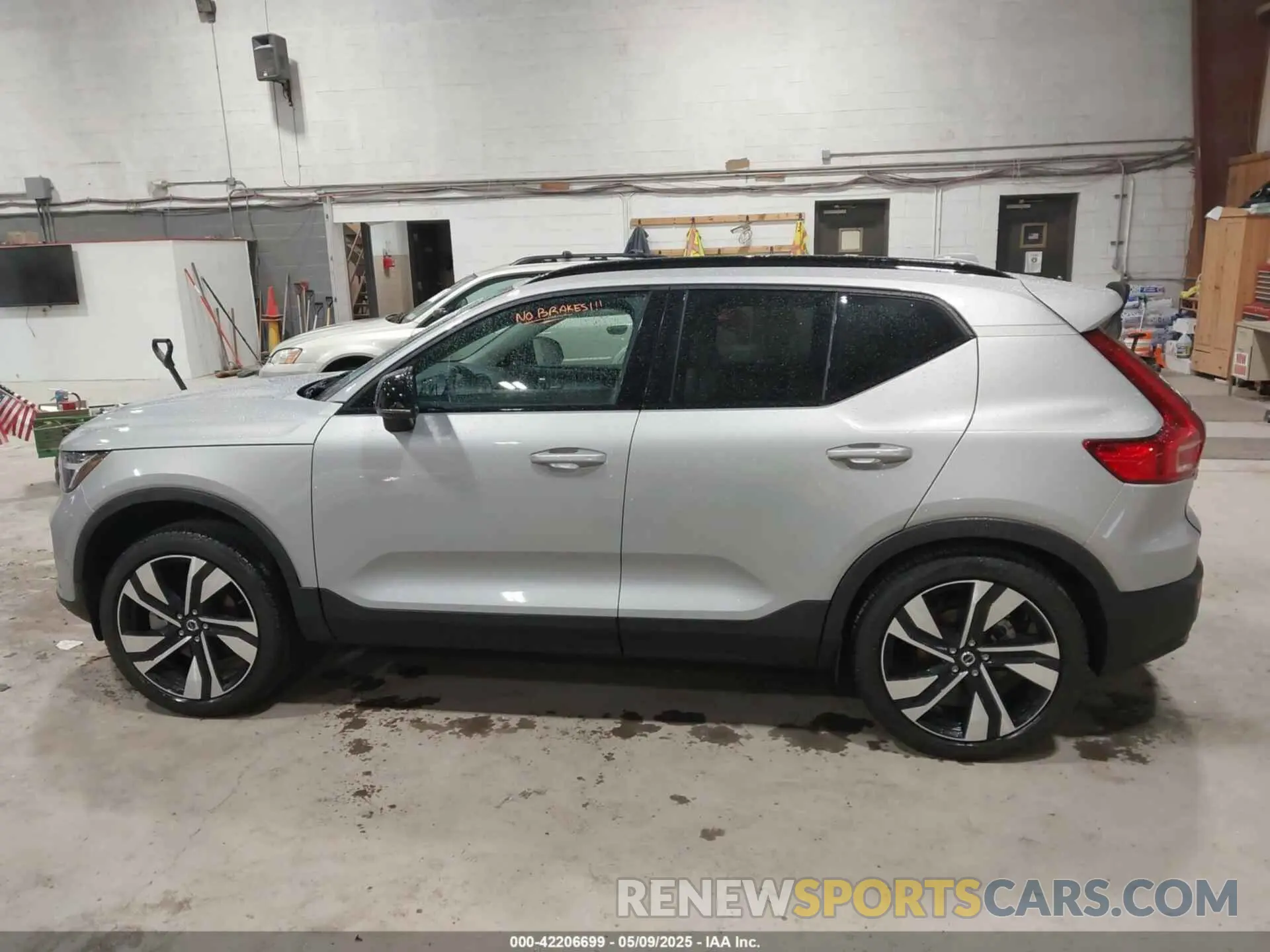 14 Photograph of a damaged car YV4L12UL0R2366601 VOLVO XC40 2024