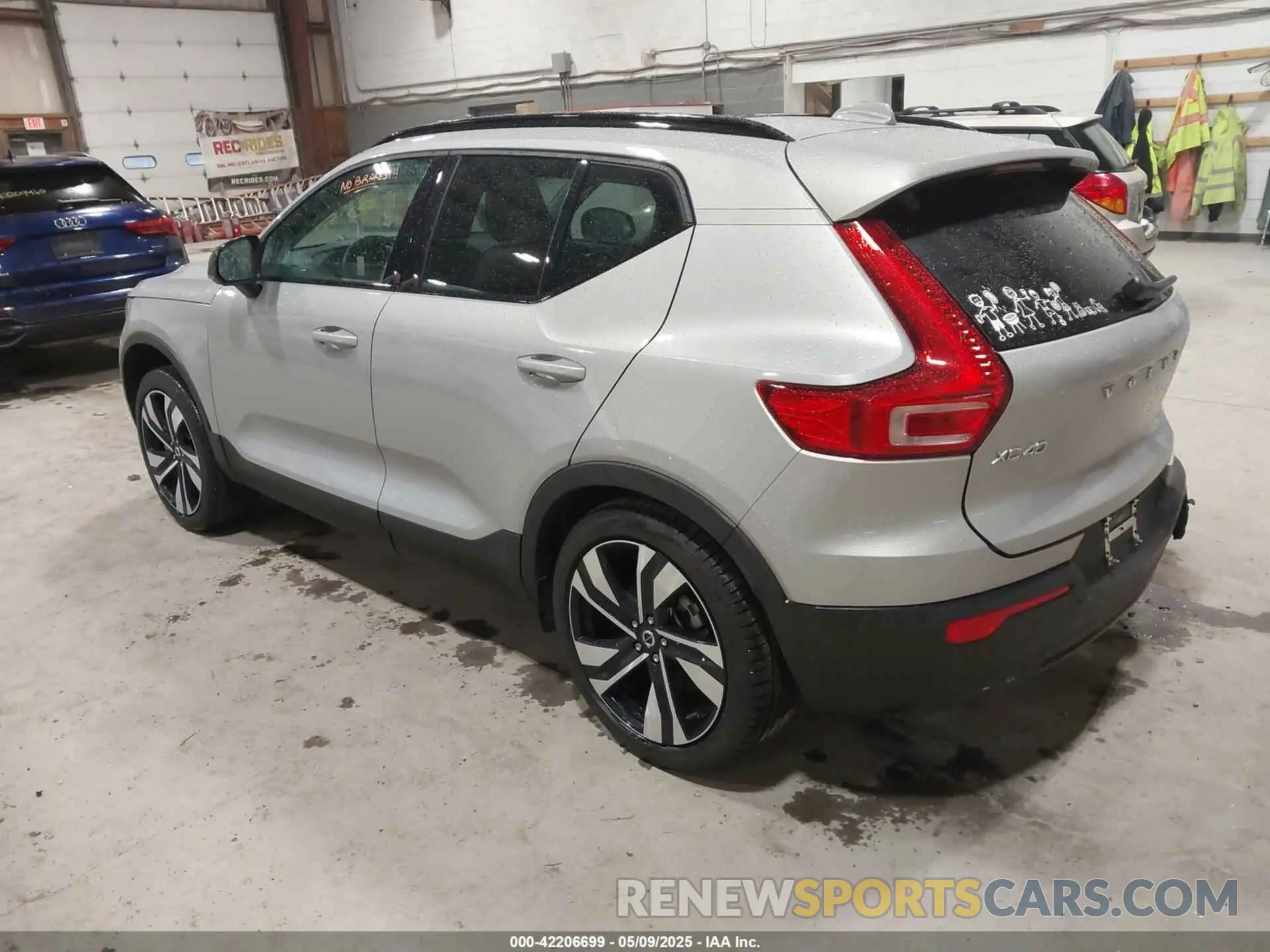 3 Photograph of a damaged car YV4L12UL0R2366601 VOLVO XC40 2024