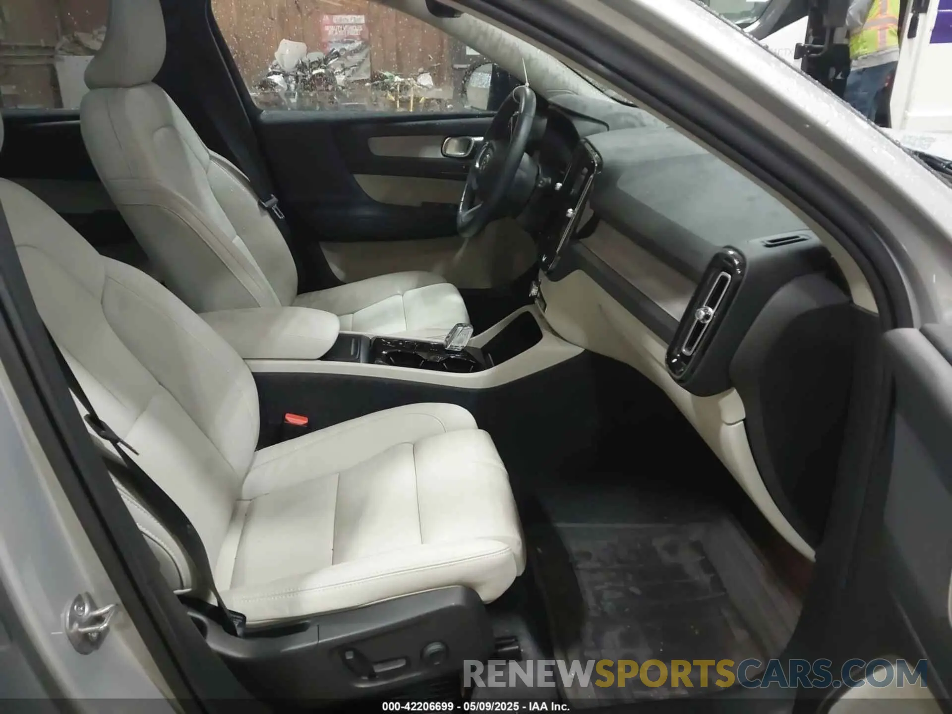 5 Photograph of a damaged car YV4L12UL0R2366601 VOLVO XC40 2024