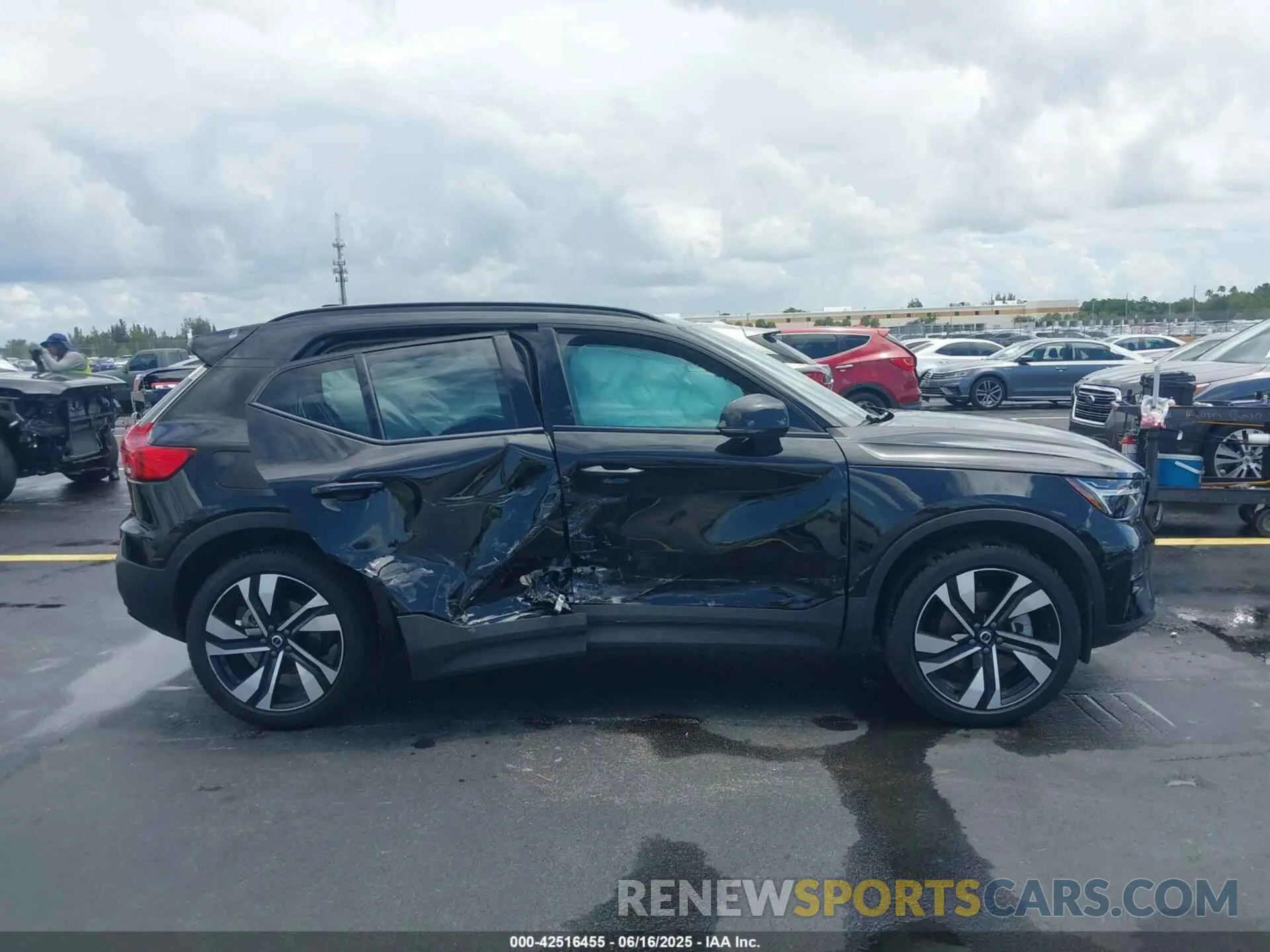 14 Photograph of a damaged car YV4L12UL5R2308371 VOLVO XC40 2024