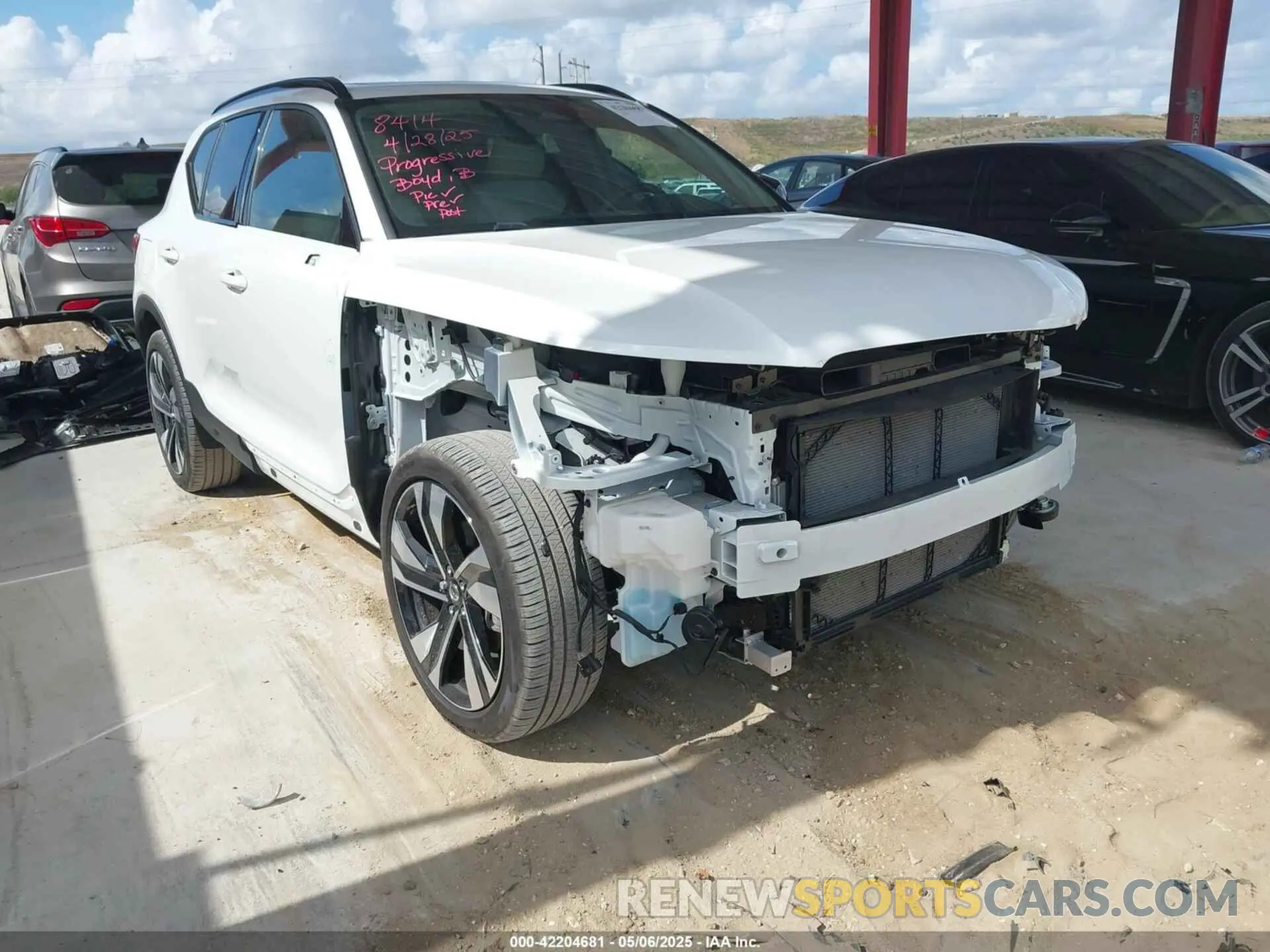 1 Photograph of a damaged car YV4L12UL7R2215271 VOLVO XC40 2024