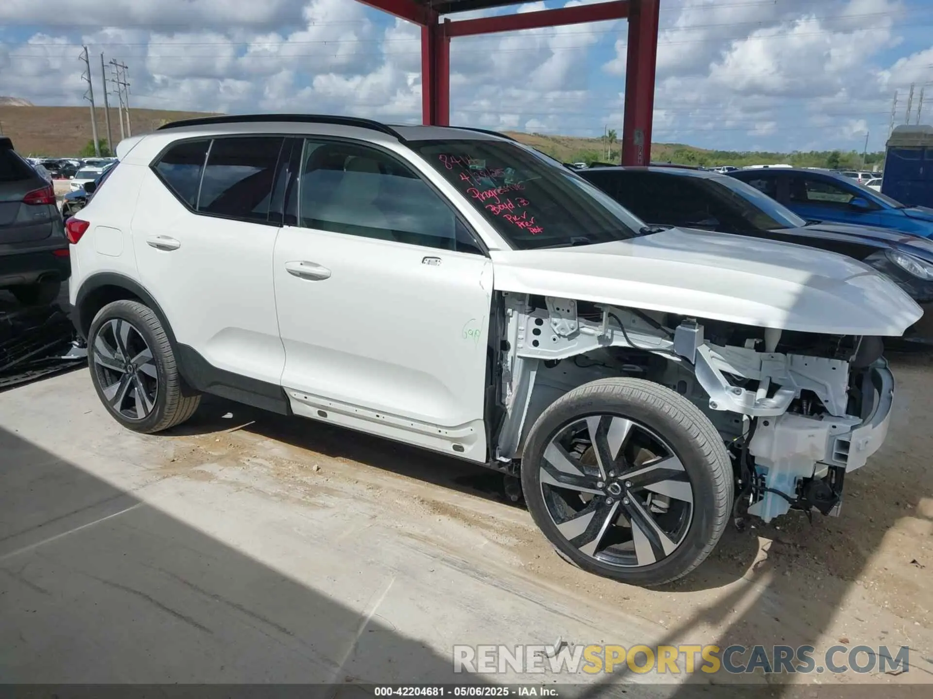 14 Photograph of a damaged car YV4L12UL7R2215271 VOLVO XC40 2024