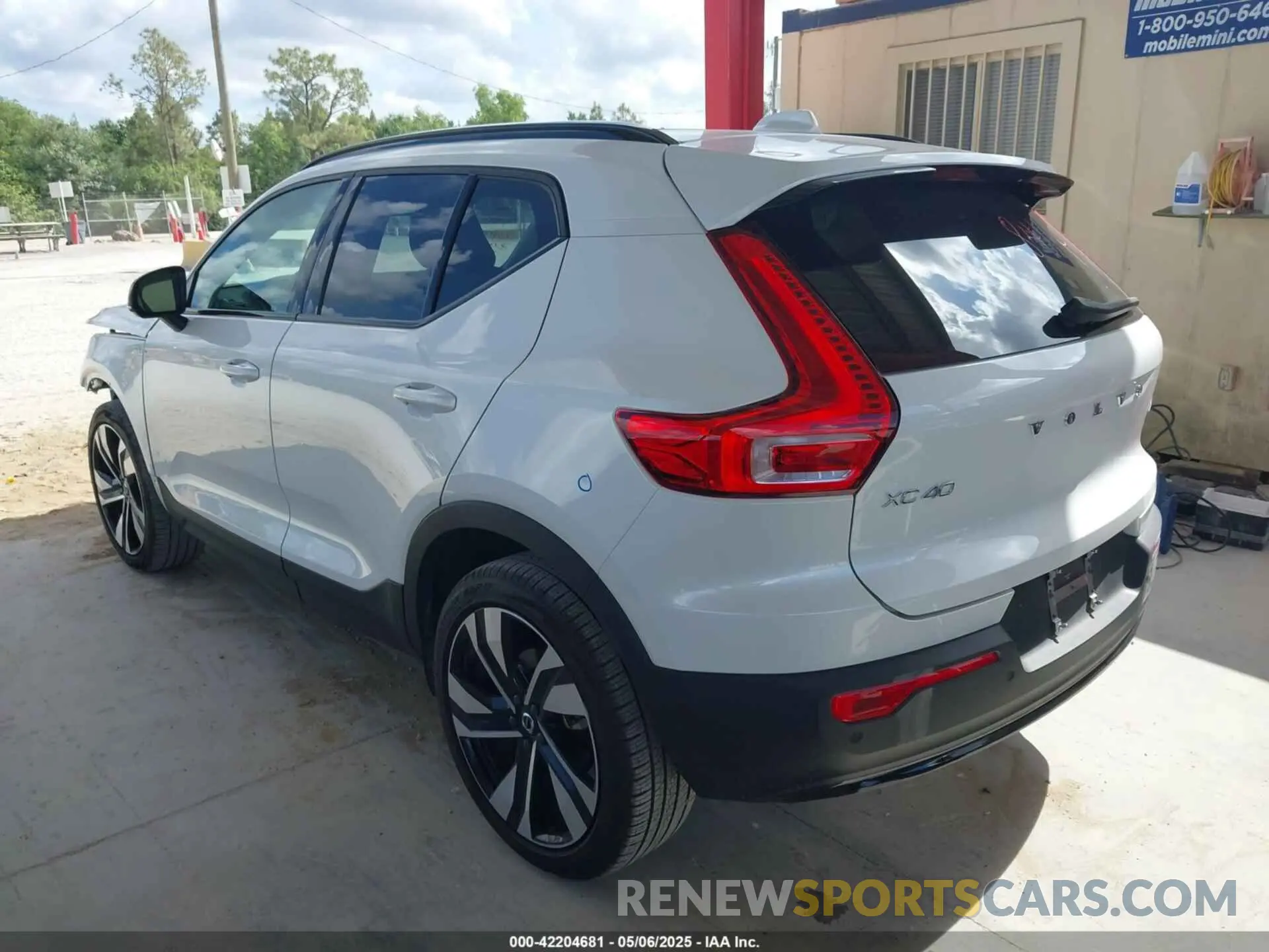3 Photograph of a damaged car YV4L12UL7R2215271 VOLVO XC40 2024