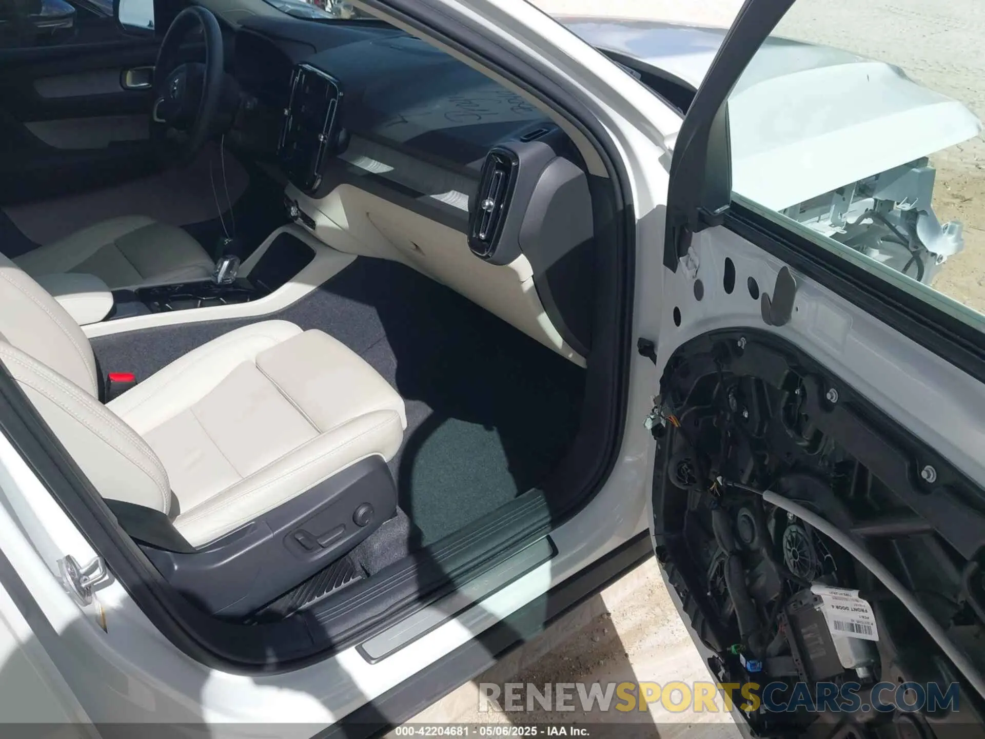 5 Photograph of a damaged car YV4L12UL7R2215271 VOLVO XC40 2024