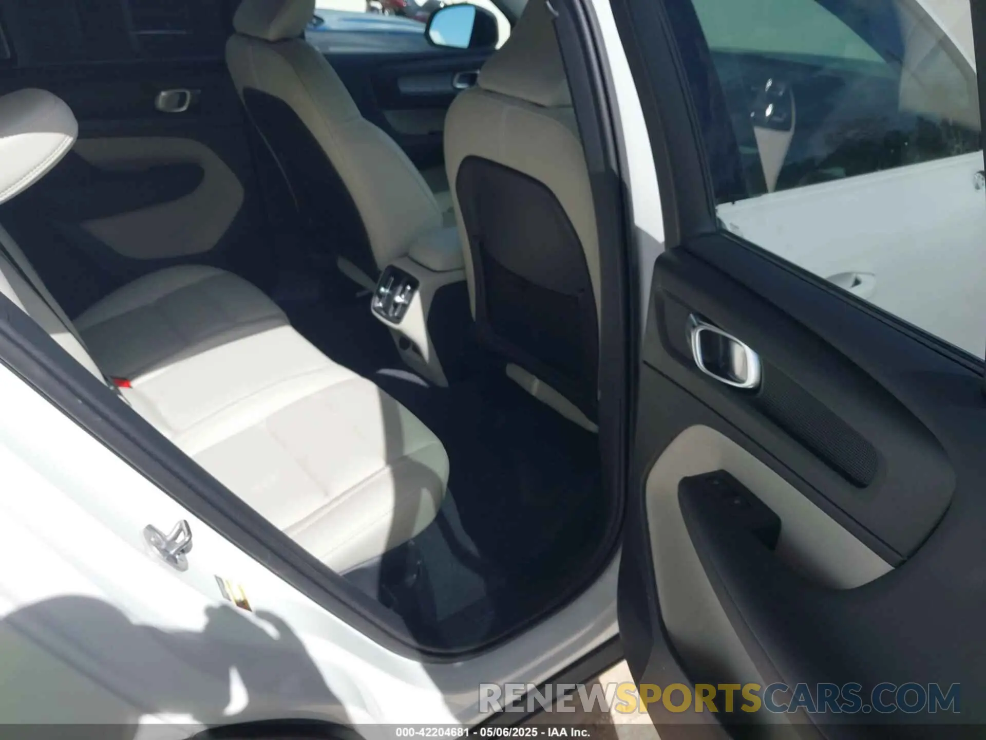 8 Photograph of a damaged car YV4L12UL7R2215271 VOLVO XC40 2024
