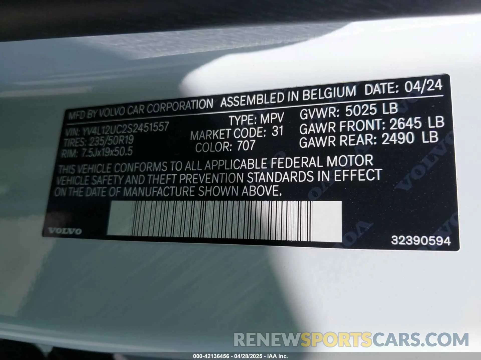9 Photograph of a damaged car YV4L12UC2S2451557 VOLVO XC40 2025