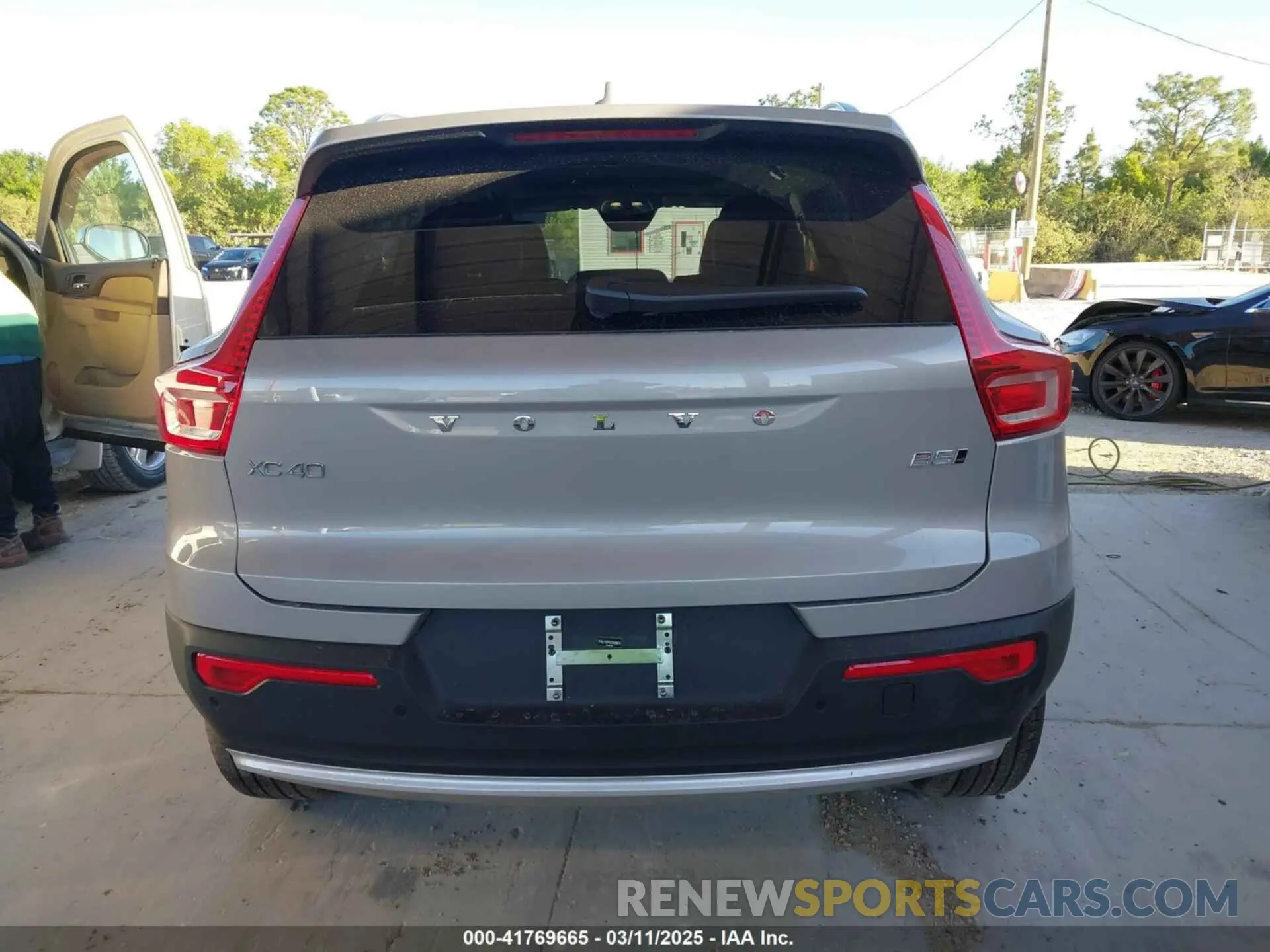 17 Photograph of a damaged car YV4L12UF6S2560078 VOLVO XC40 2025