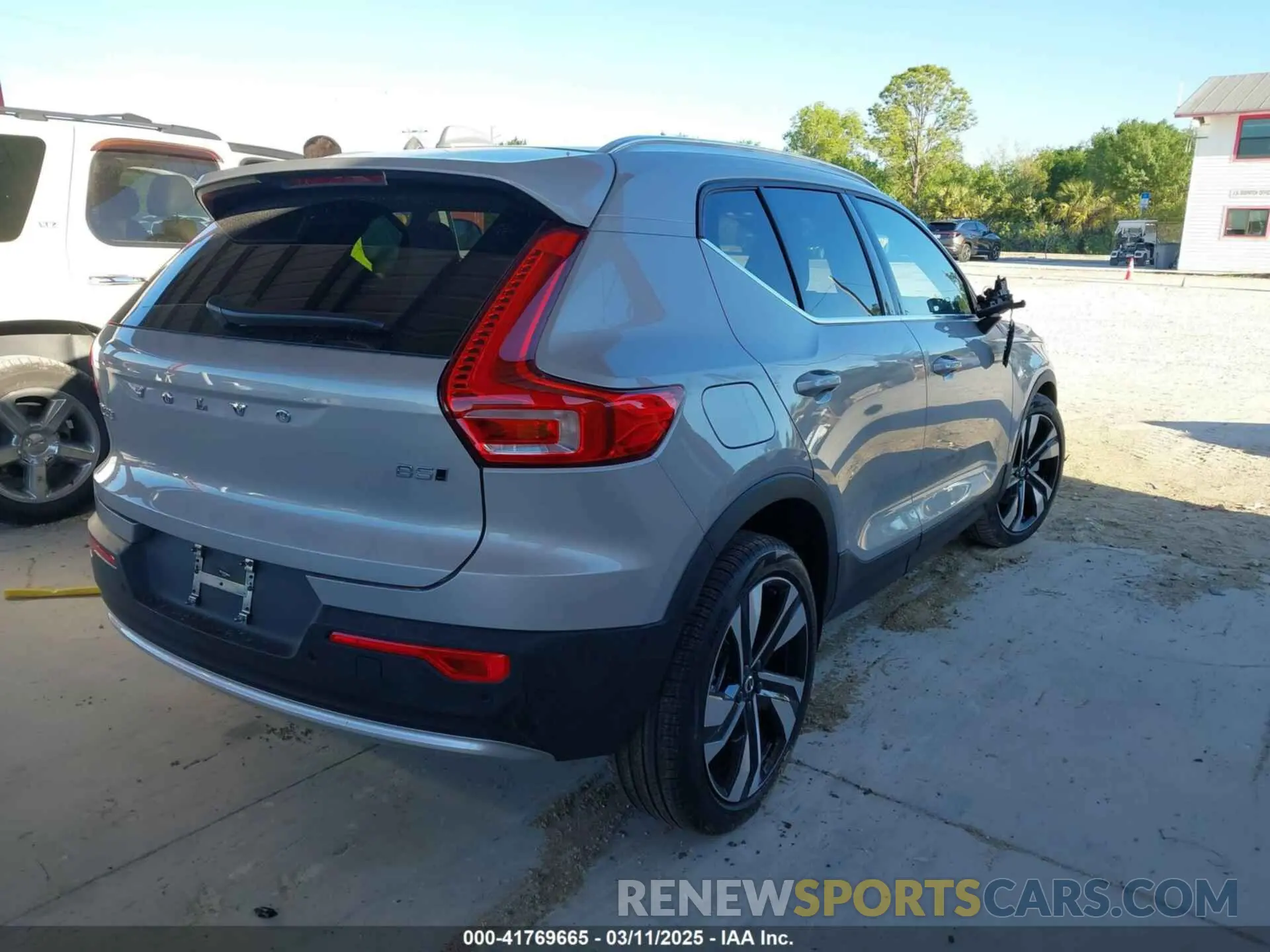 4 Photograph of a damaged car YV4L12UF6S2560078 VOLVO XC40 2025