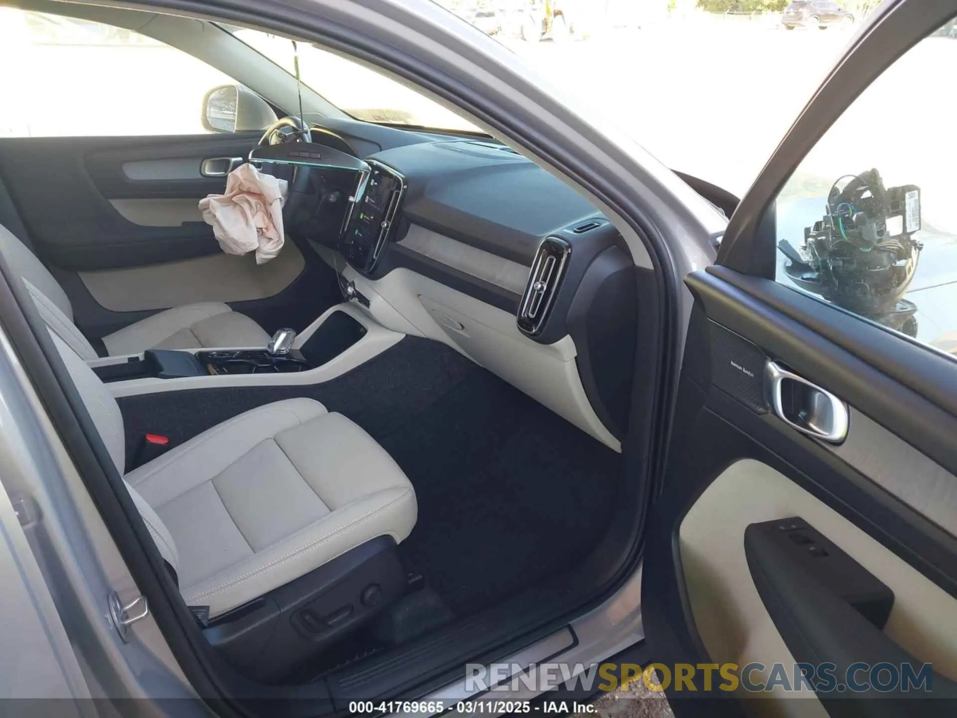 5 Photograph of a damaged car YV4L12UF6S2560078 VOLVO XC40 2025