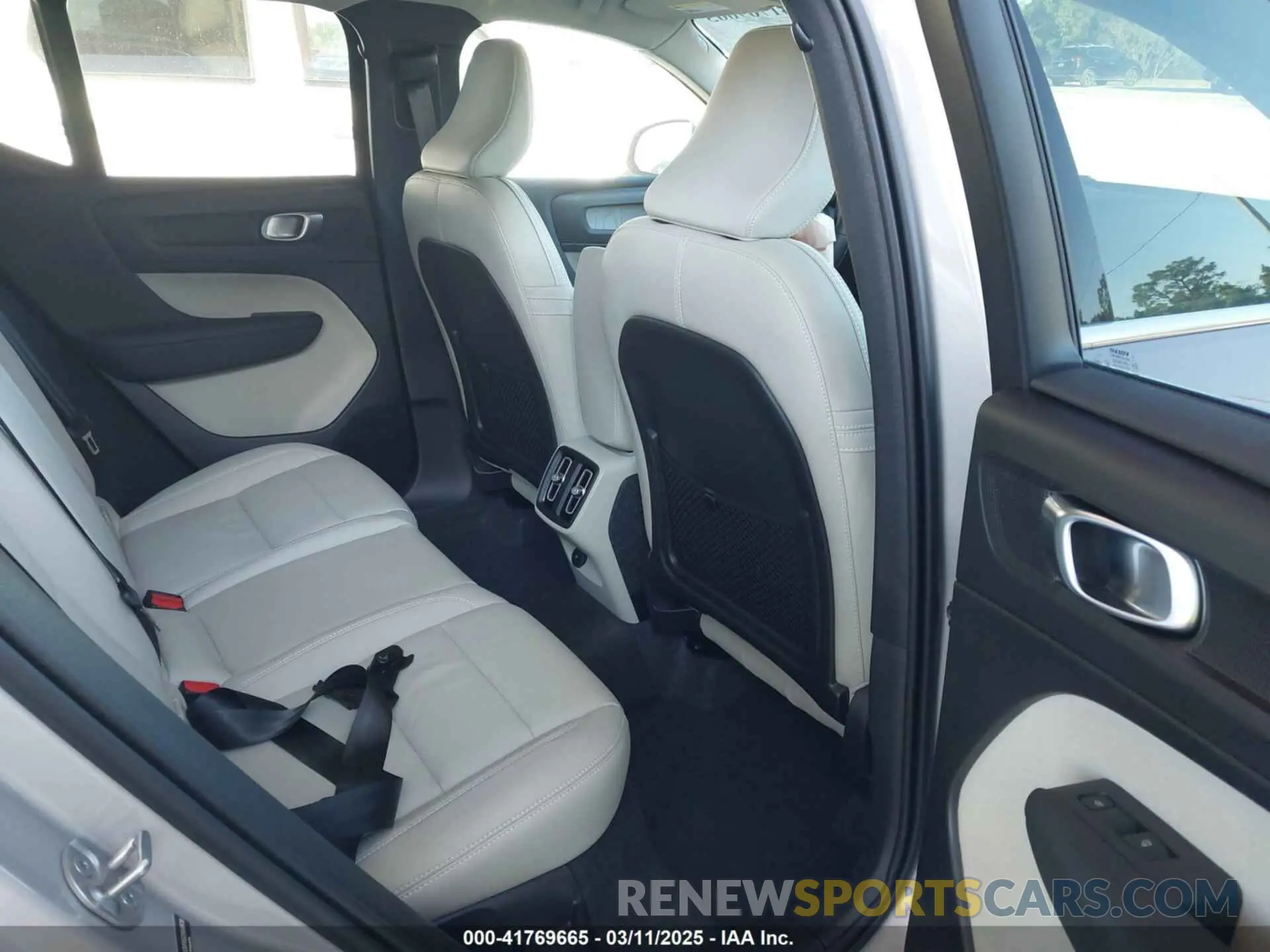 8 Photograph of a damaged car YV4L12UF6S2560078 VOLVO XC40 2025