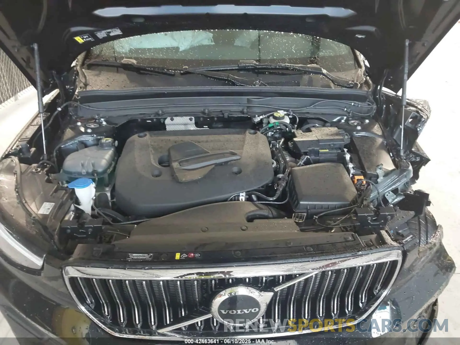 10 Photograph of a damaged car YV4L12UJ9S2544719 VOLVO XC40 2025