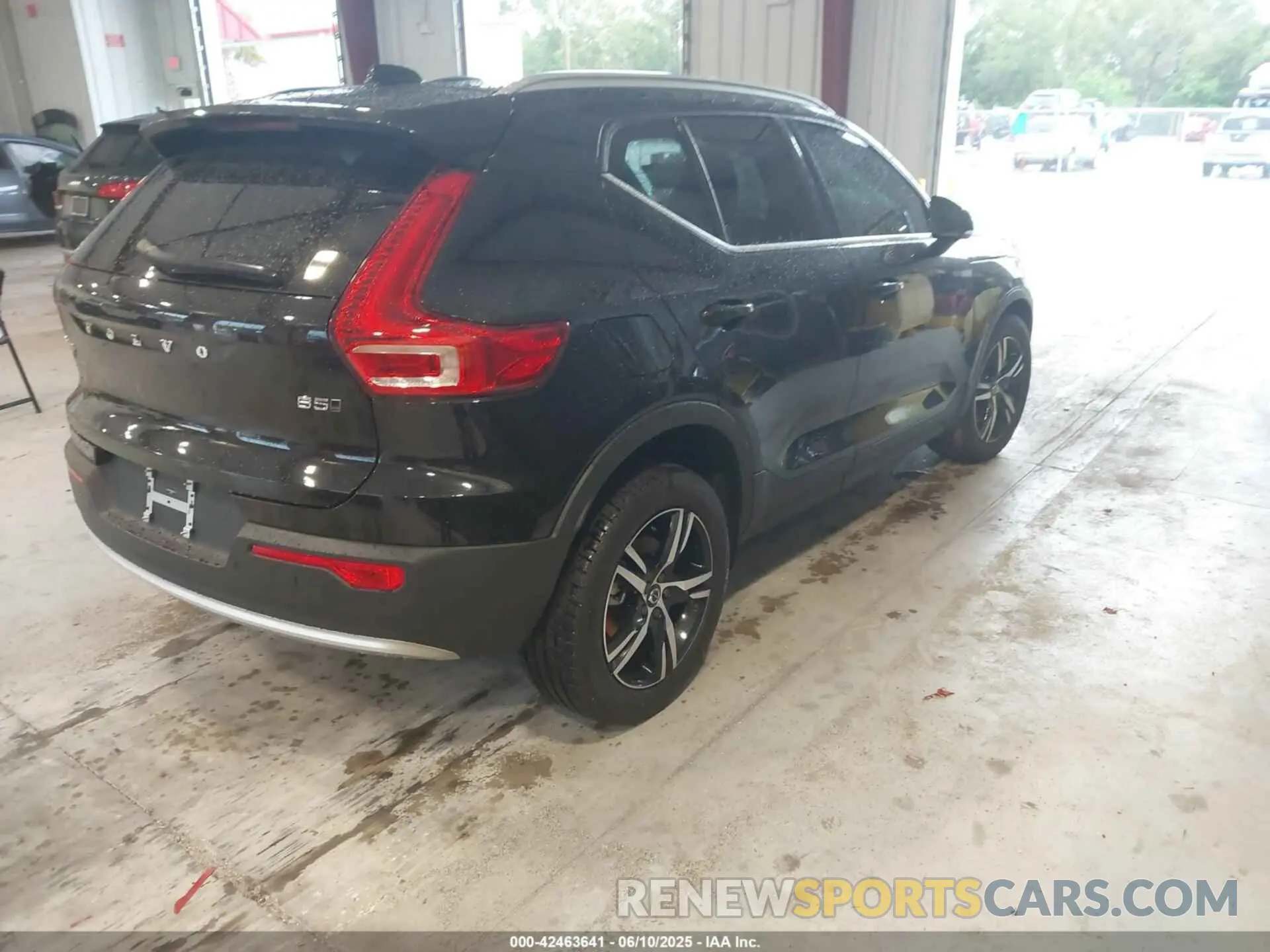 4 Photograph of a damaged car YV4L12UJ9S2544719 VOLVO XC40 2025