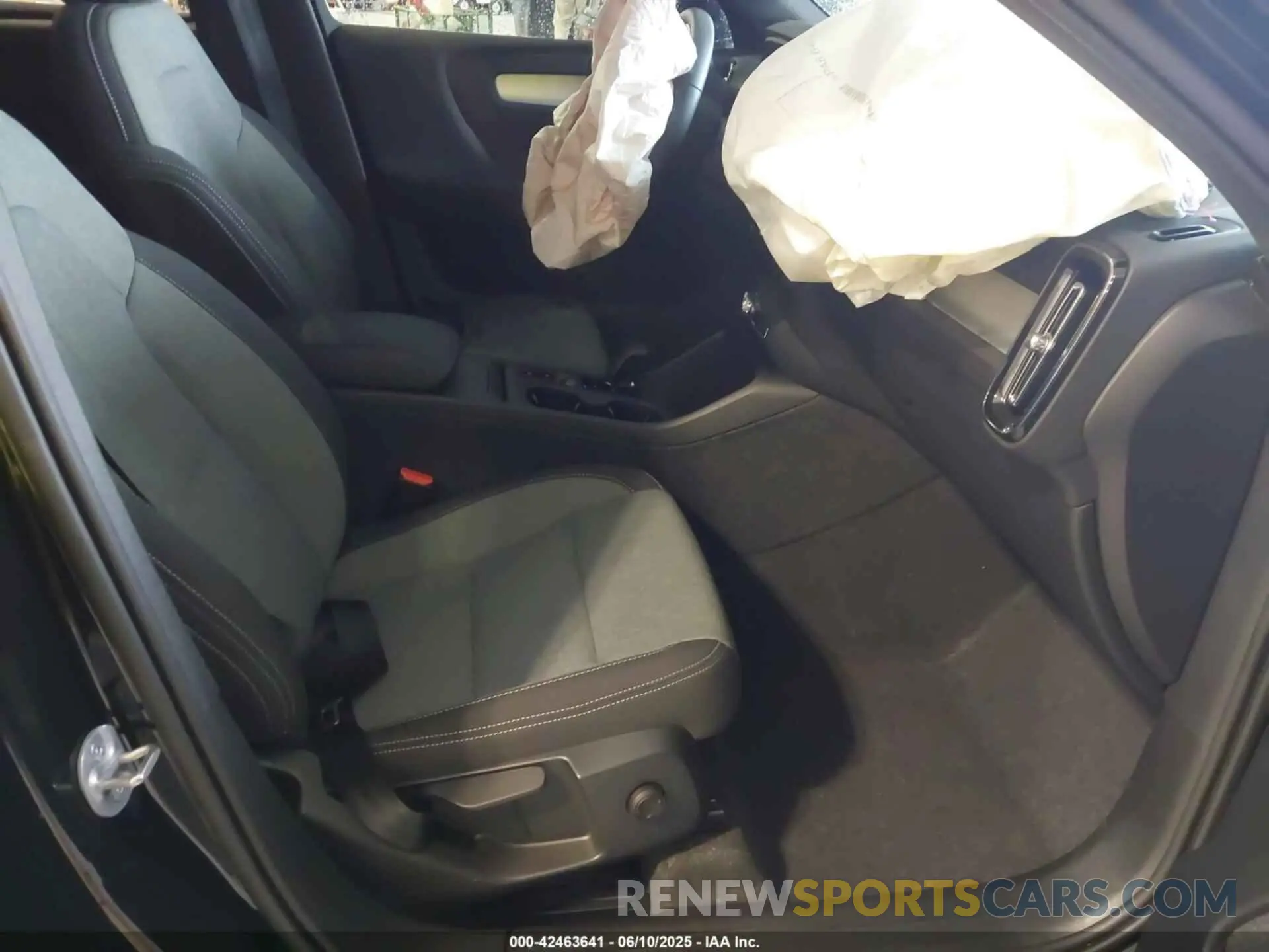 5 Photograph of a damaged car YV4L12UJ9S2544719 VOLVO XC40 2025