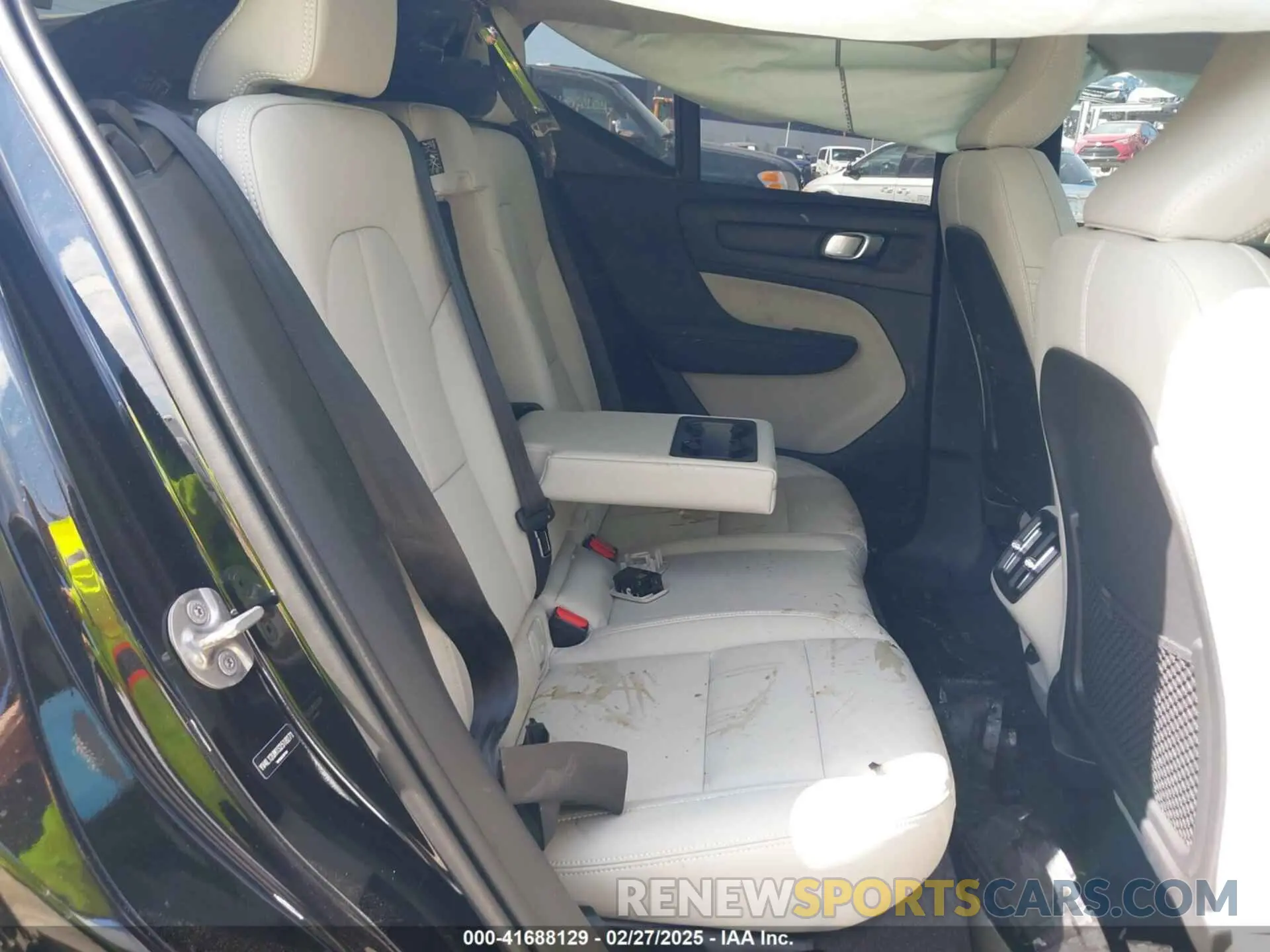 8 Photograph of a damaged car YV4L12UM1S2518271 VOLVO XC40 2025