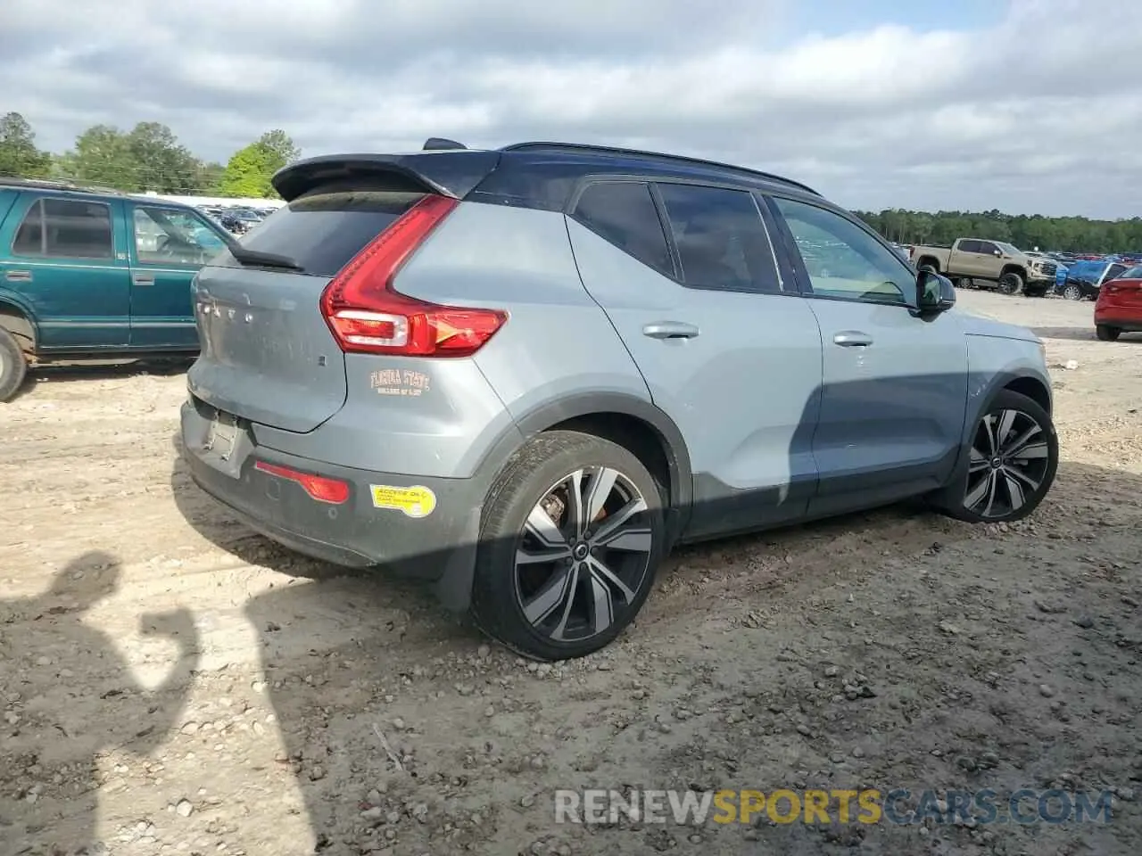 3 Photograph of a damaged car YV4ED3UB2N2695162 VOLVO XC40 P8 RE 2022
