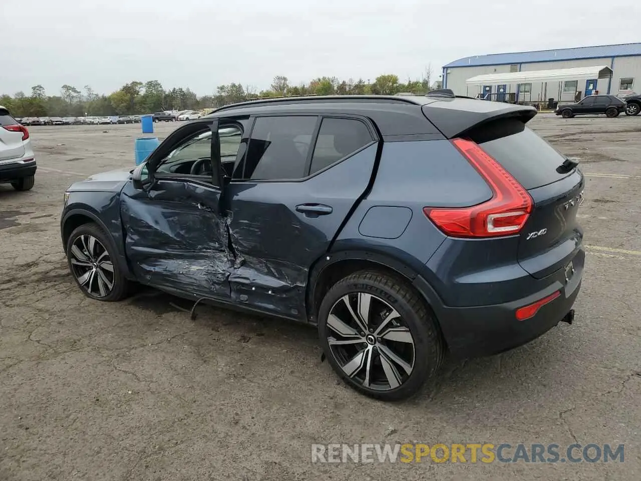 2 Photograph of a damaged car YV4ED3UBXN2749811 VOLVO XC40 P8 RE 2022