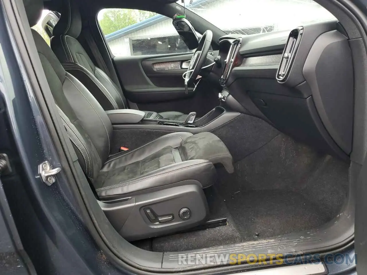 7 Photograph of a damaged car YV4ED3UR2N2674275 VOLVO XC40 P8 RE 2022