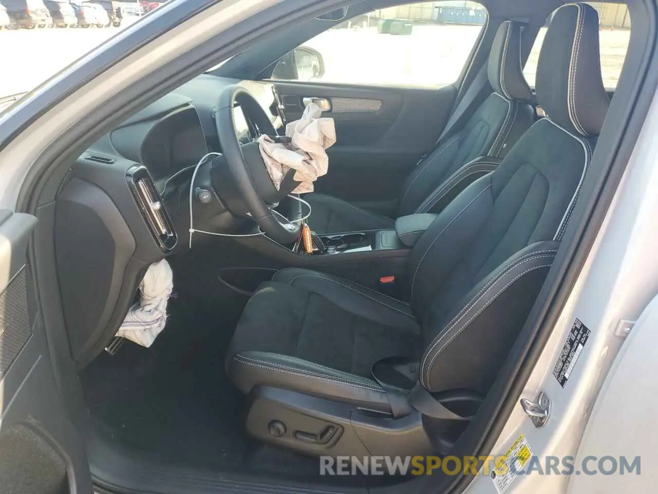 7 Photograph of a damaged car YV4ED3UR3N2640345 VOLVO XC40 P8 RE 2022