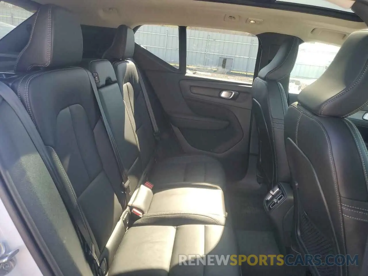 11 Photograph of a damaged car YV4L12UL5R2363368 VOLVO XC40 PLUS 2024