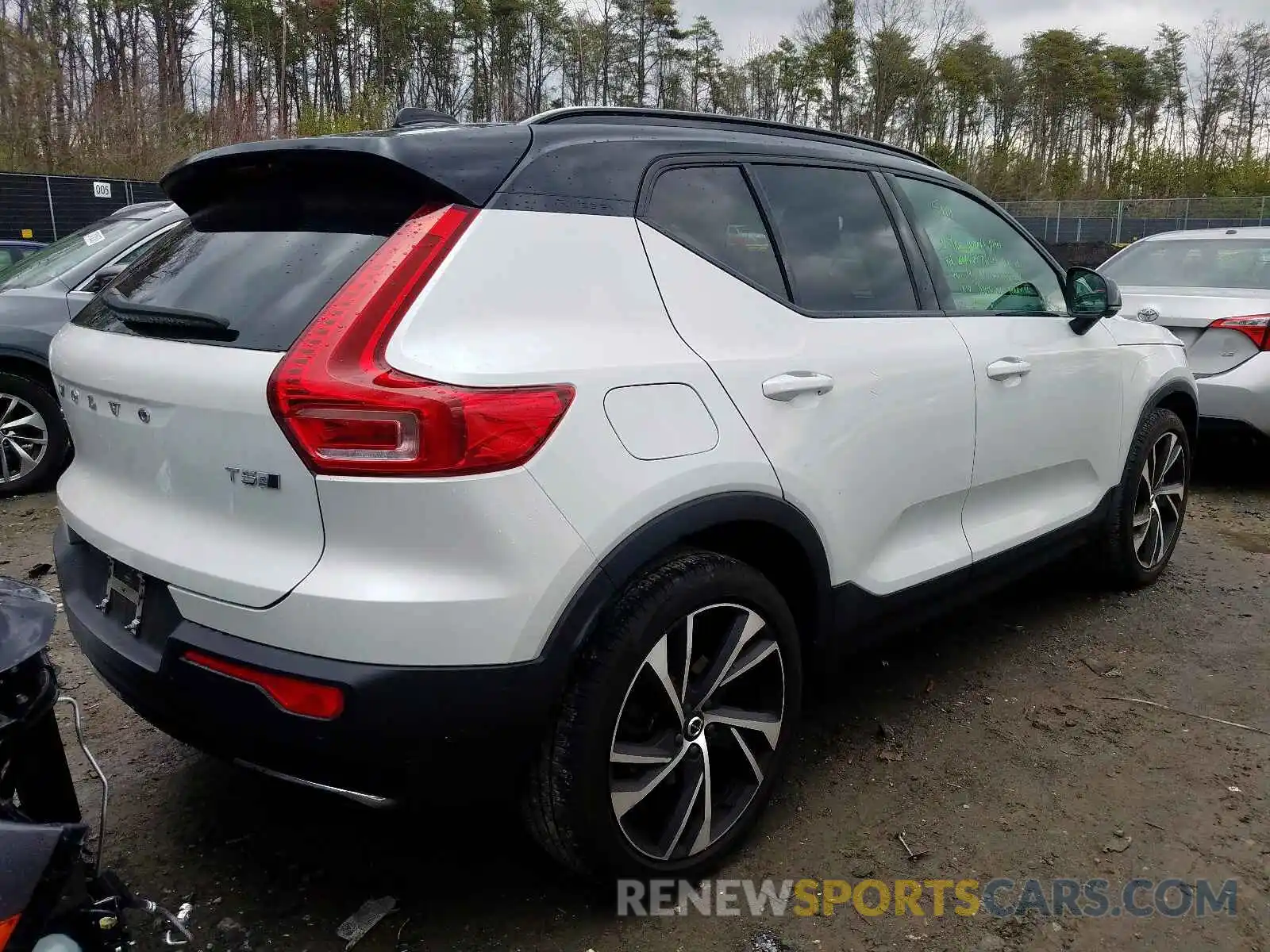 4 Photograph of a damaged car YV4162UM3K2048057 VOLVO XC40 T5 R- 2019