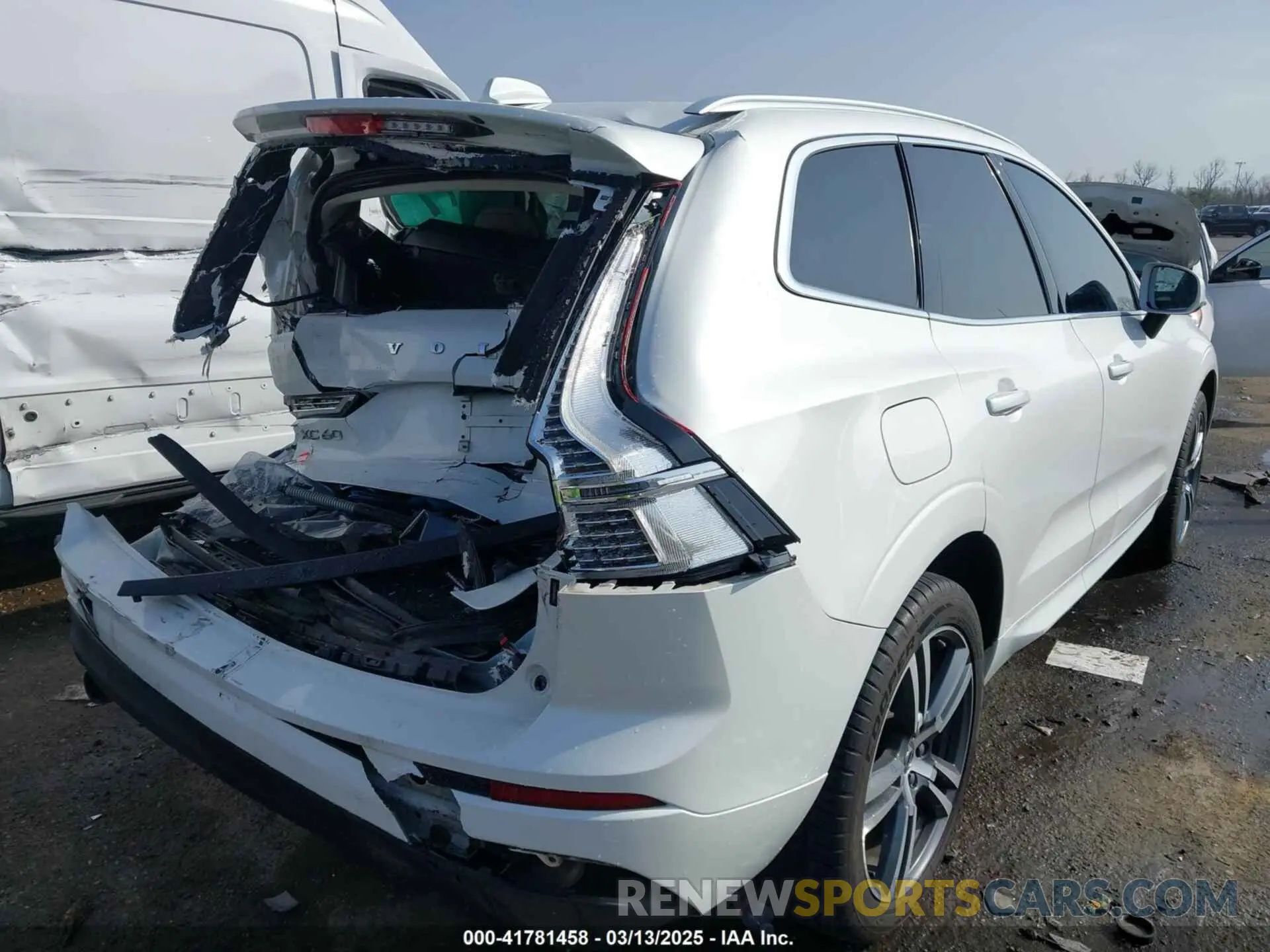 4 Photograph of a damaged car LYV102DK0KB219297 VOLVO XC60 2019
