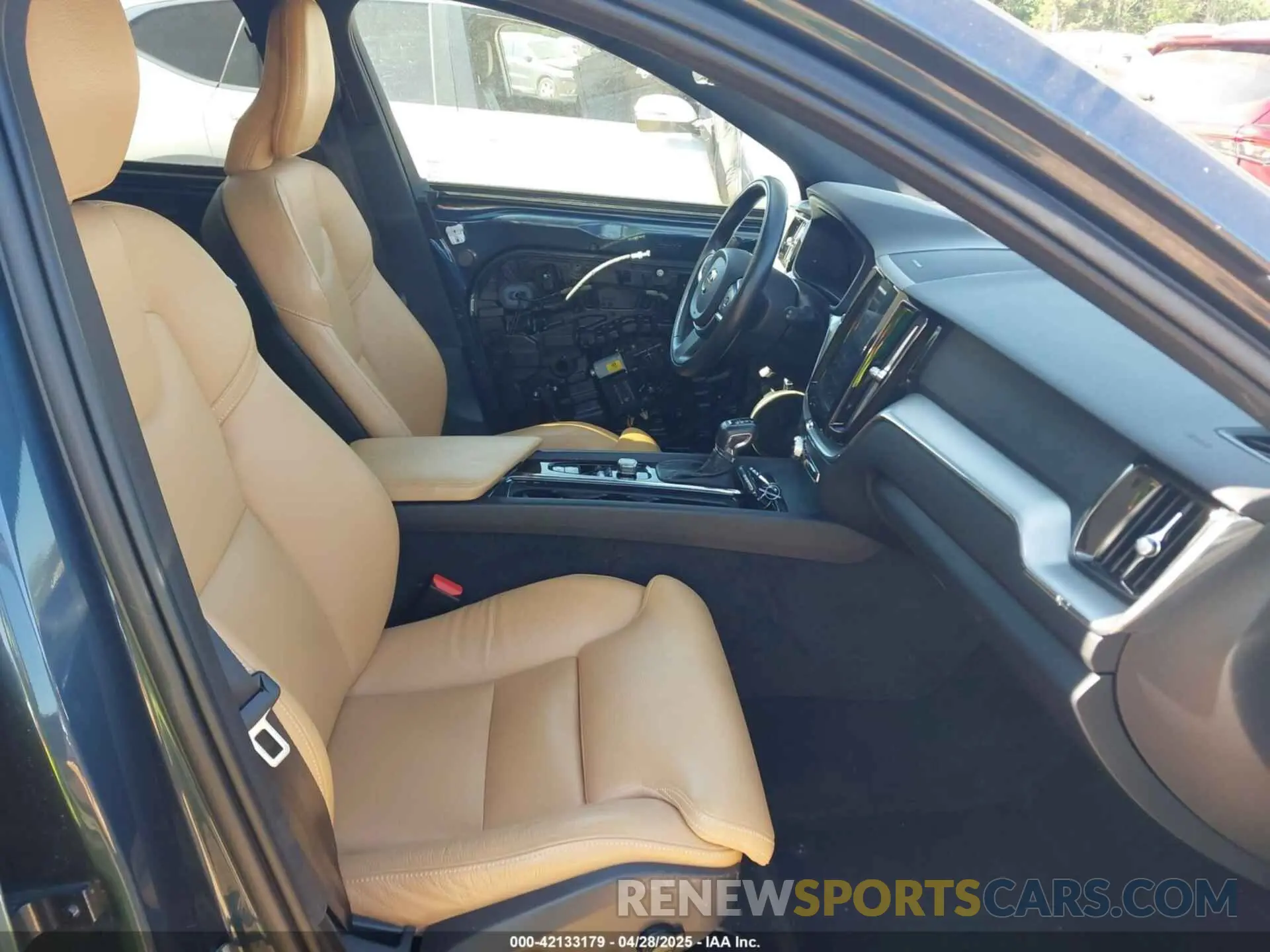 5 Photograph of a damaged car LYV102DK2KB255458 VOLVO XC60 2019