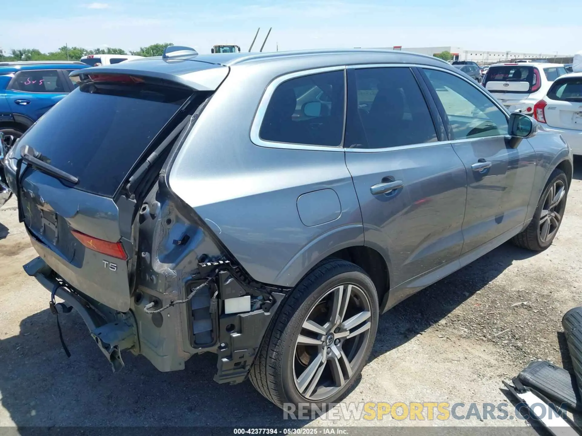 4 Photograph of a damaged car LYV102DKXKB224961 VOLVO XC60 2019