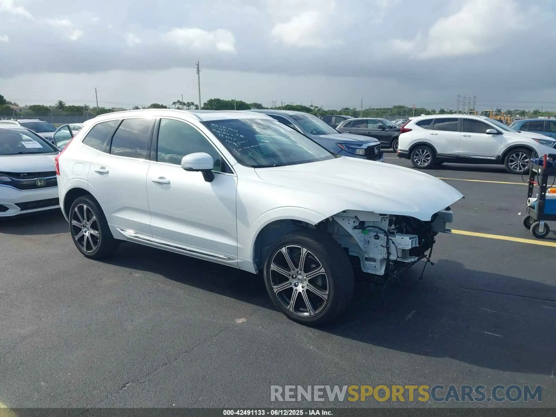 1 Photograph of a damaged car LYV102DL9KB298767 VOLVO XC60 2019