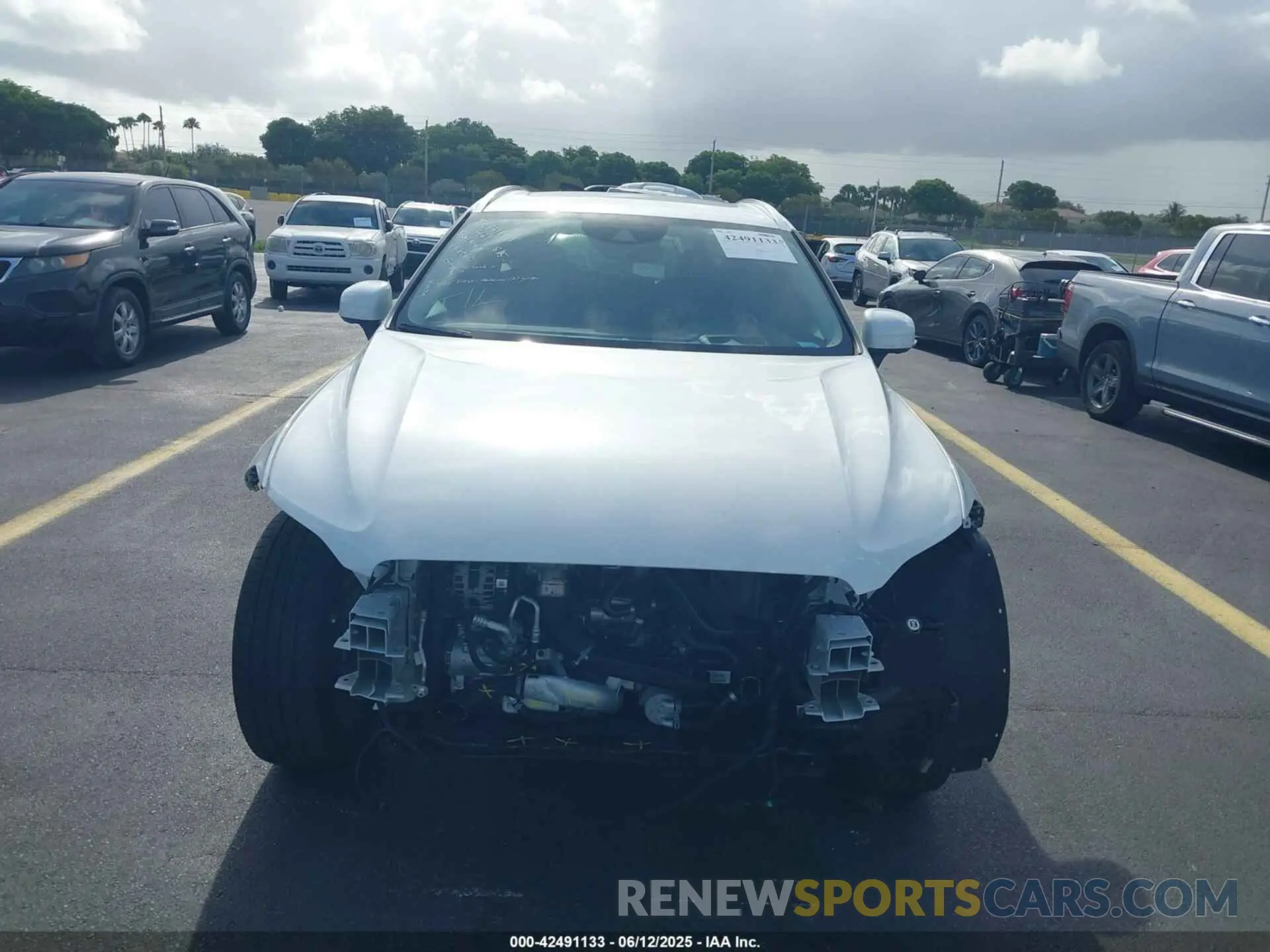 12 Photograph of a damaged car LYV102DL9KB298767 VOLVO XC60 2019