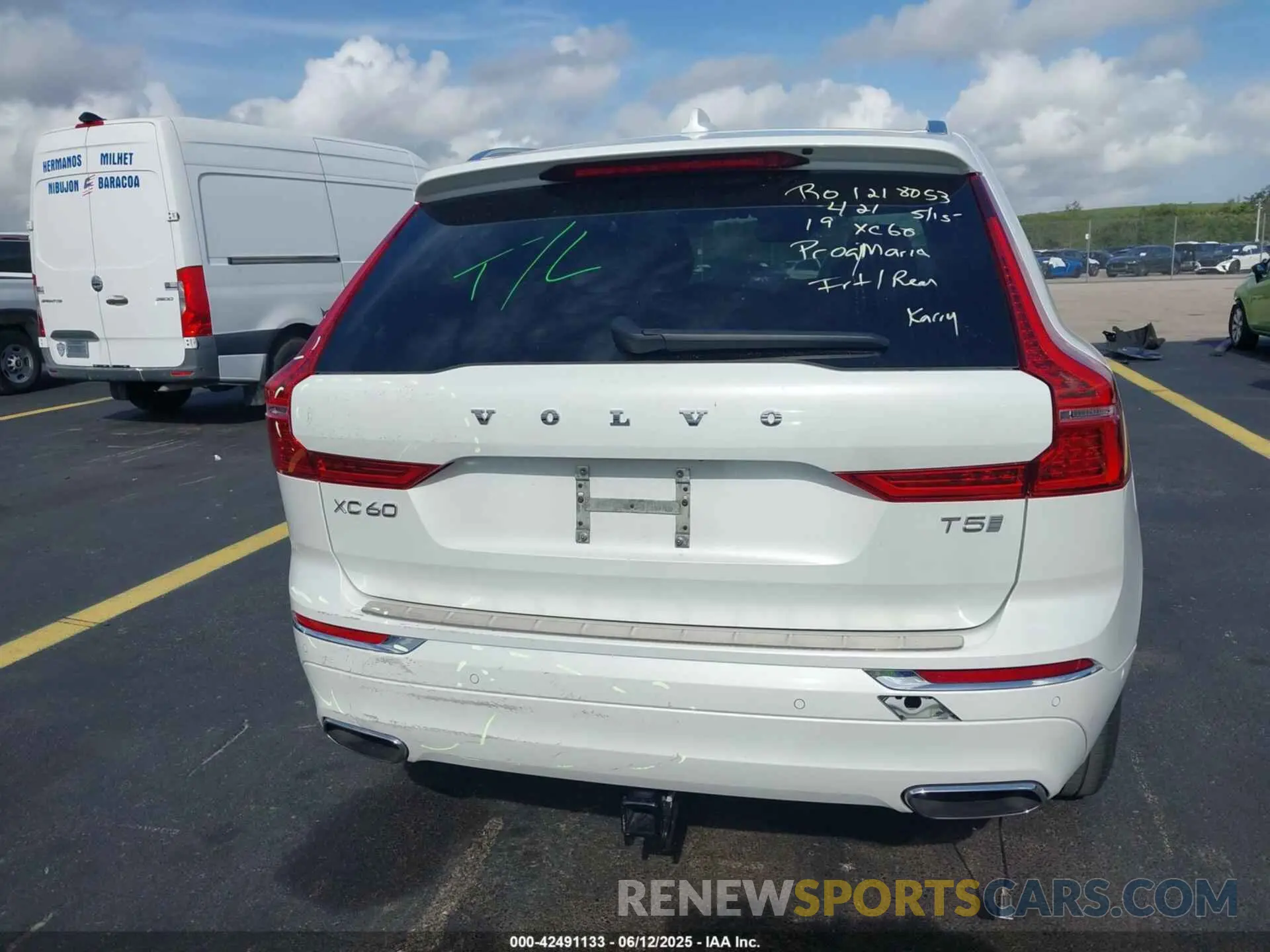 16 Photograph of a damaged car LYV102DL9KB298767 VOLVO XC60 2019