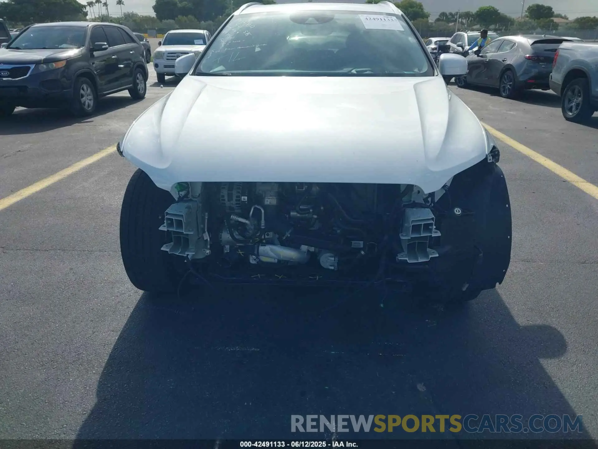 17 Photograph of a damaged car LYV102DL9KB298767 VOLVO XC60 2019