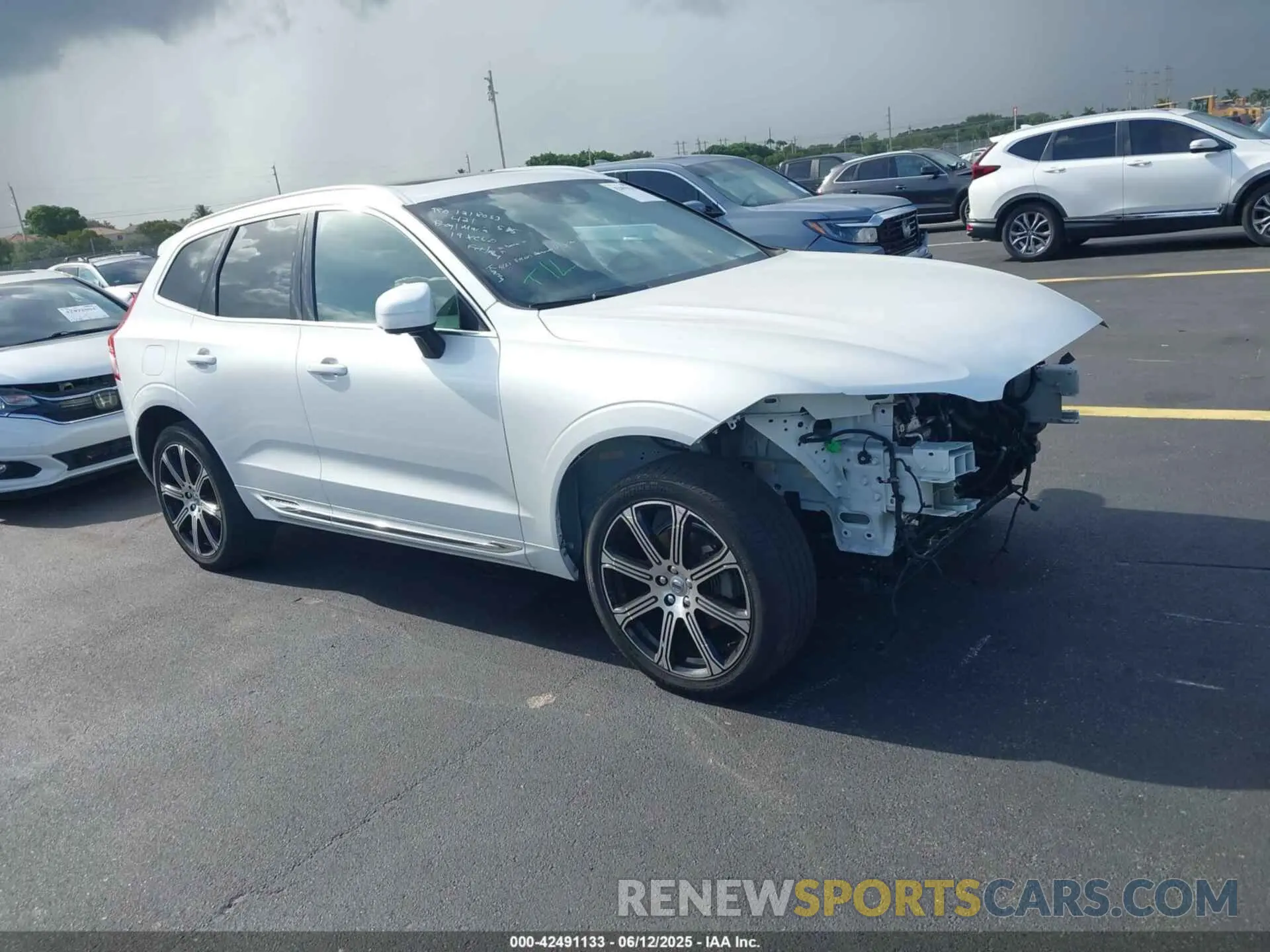 18 Photograph of a damaged car LYV102DL9KB298767 VOLVO XC60 2019