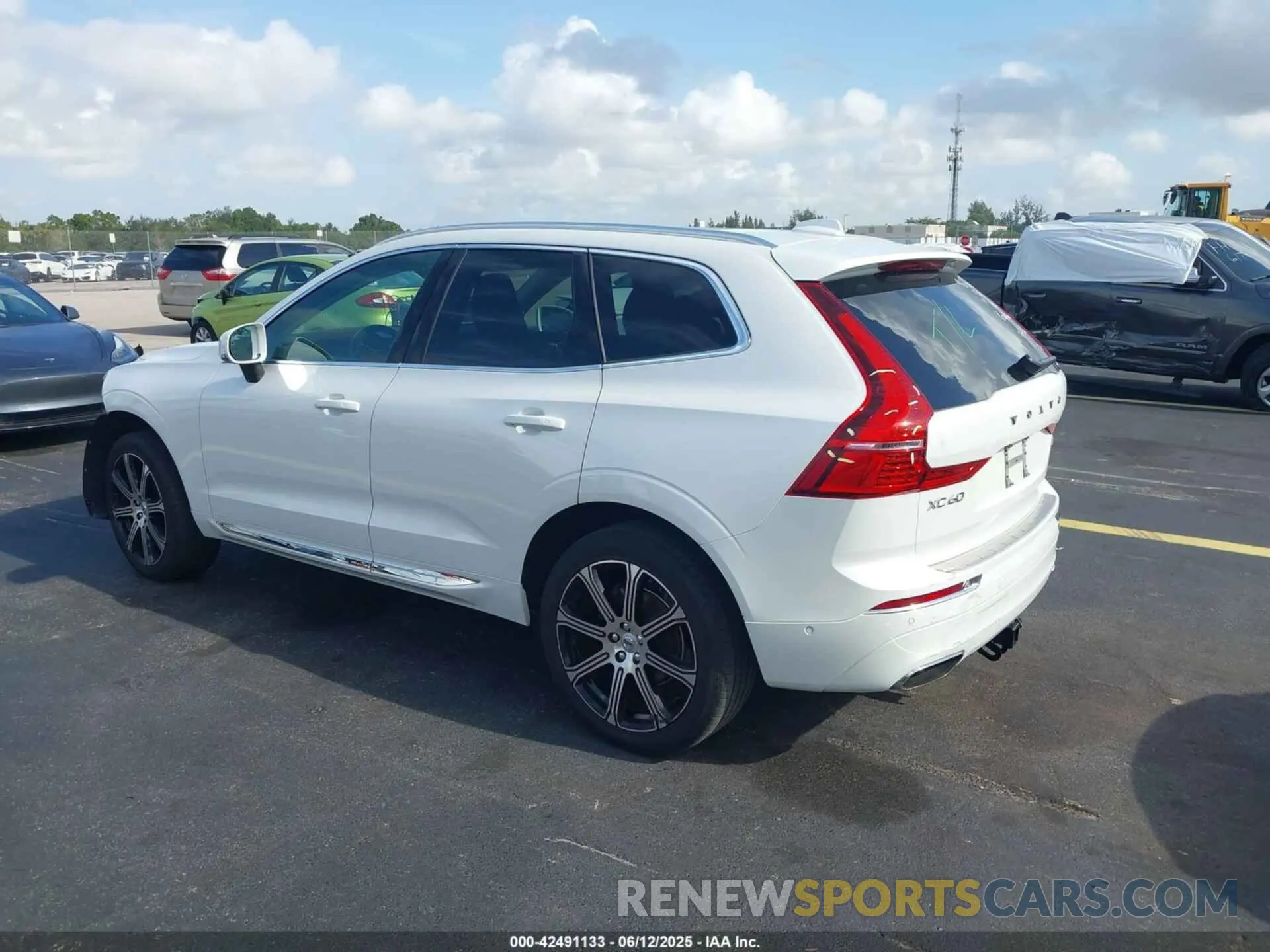 3 Photograph of a damaged car LYV102DL9KB298767 VOLVO XC60 2019