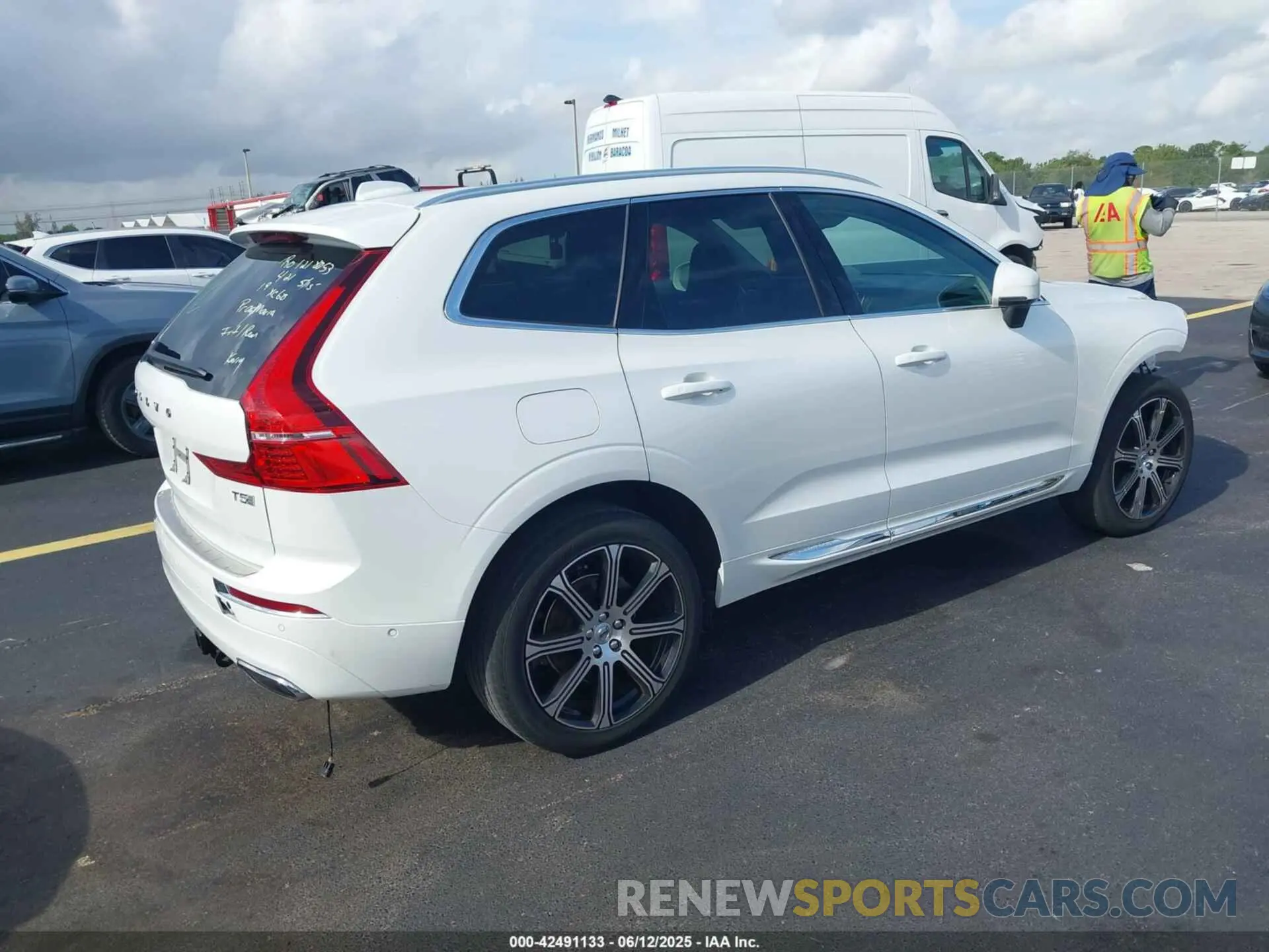 4 Photograph of a damaged car LYV102DL9KB298767 VOLVO XC60 2019