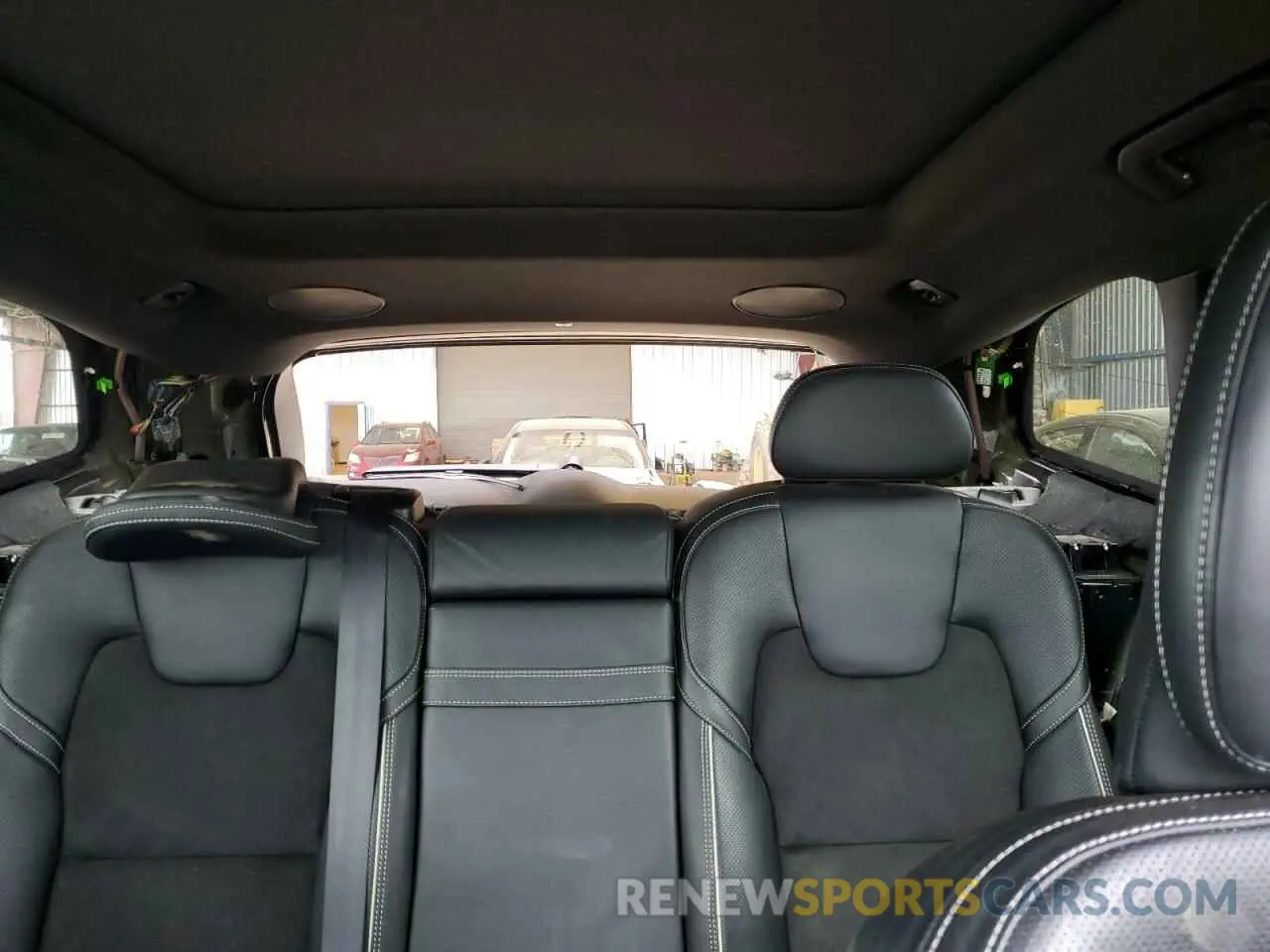 10 Photograph of a damaged car LYV102DM1KB332001 VOLVO XC60 2019