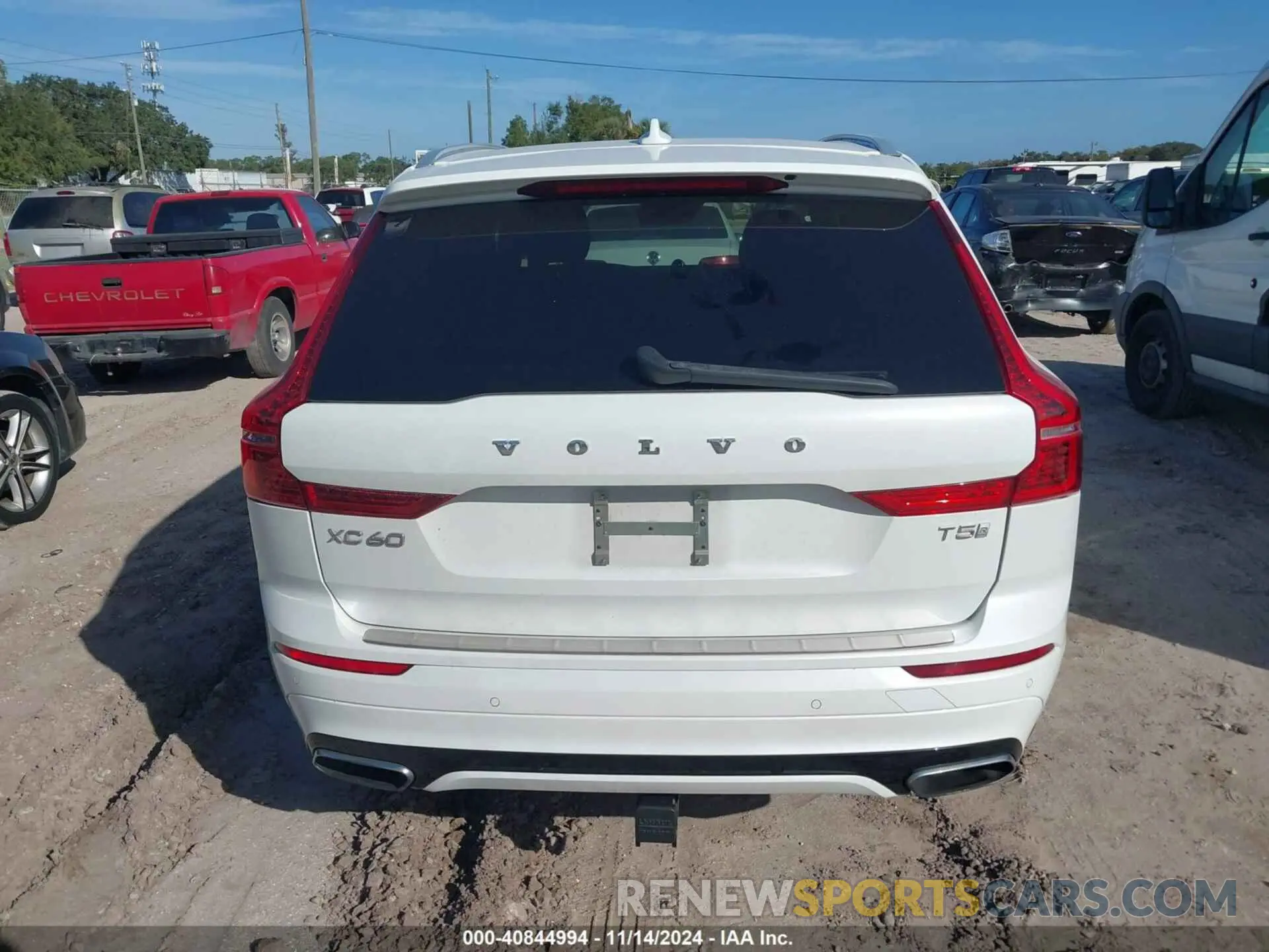 16 Photograph of a damaged car LYV102DM3KB246432 VOLVO XC60 2019